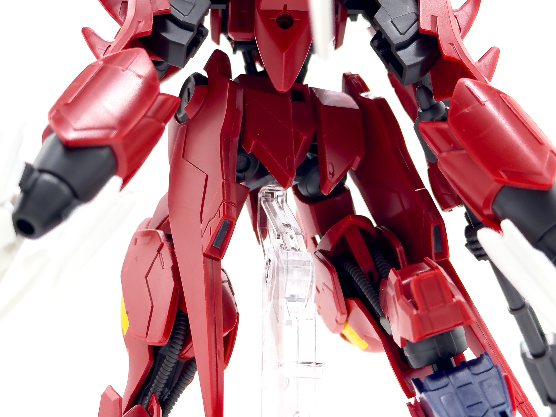 専用スタンドとの接続は股関節部のジョイント孔で行ないます。