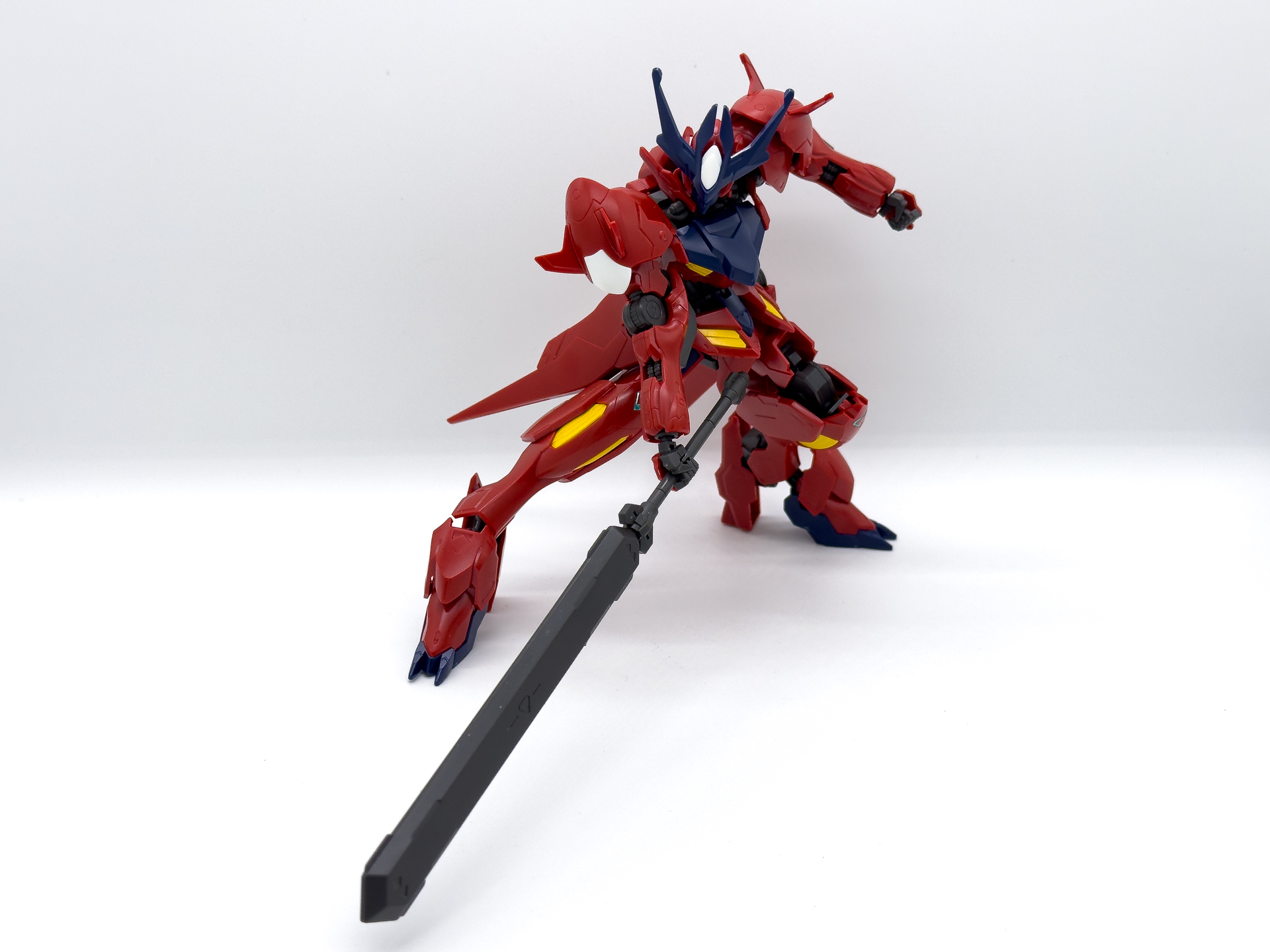 素体状態でソードメイスを構えてみました。可動性も良好なので様々なポージングが可能です。