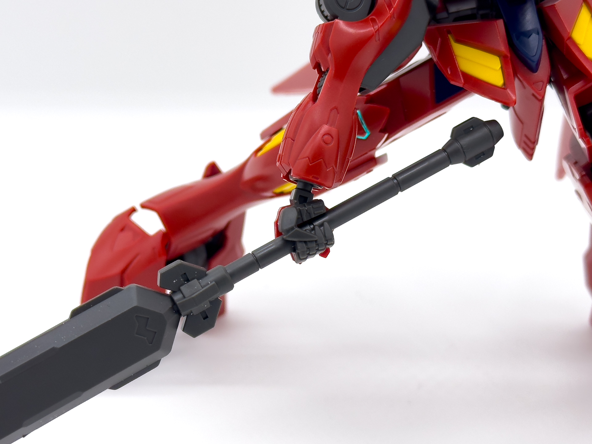 角度付き武器持ち手のおかげでポージングに迫力が出ます。