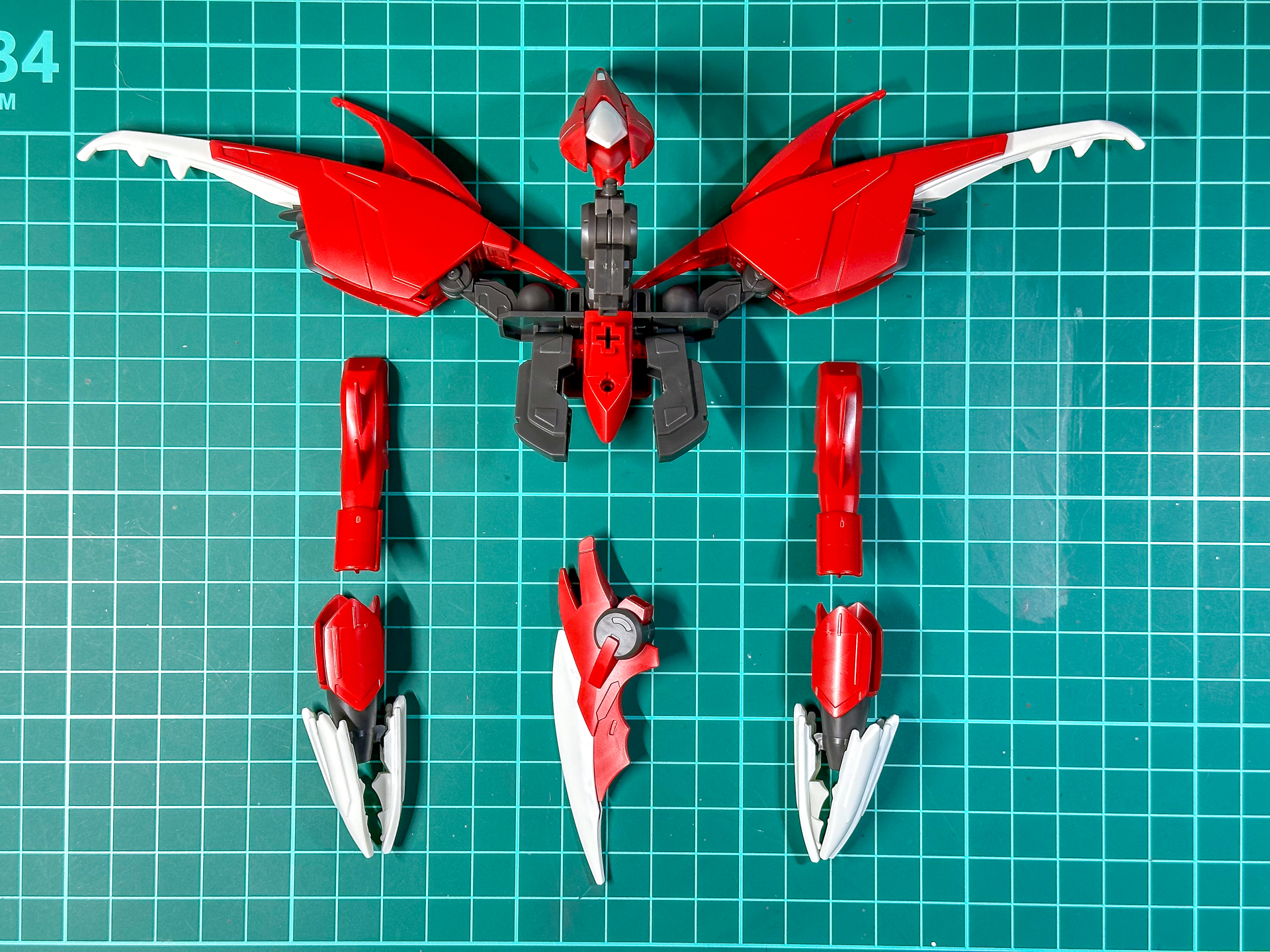 合体準備状態となったアメイジングブースター天式。クロー部分とテイルブレードを分解します。