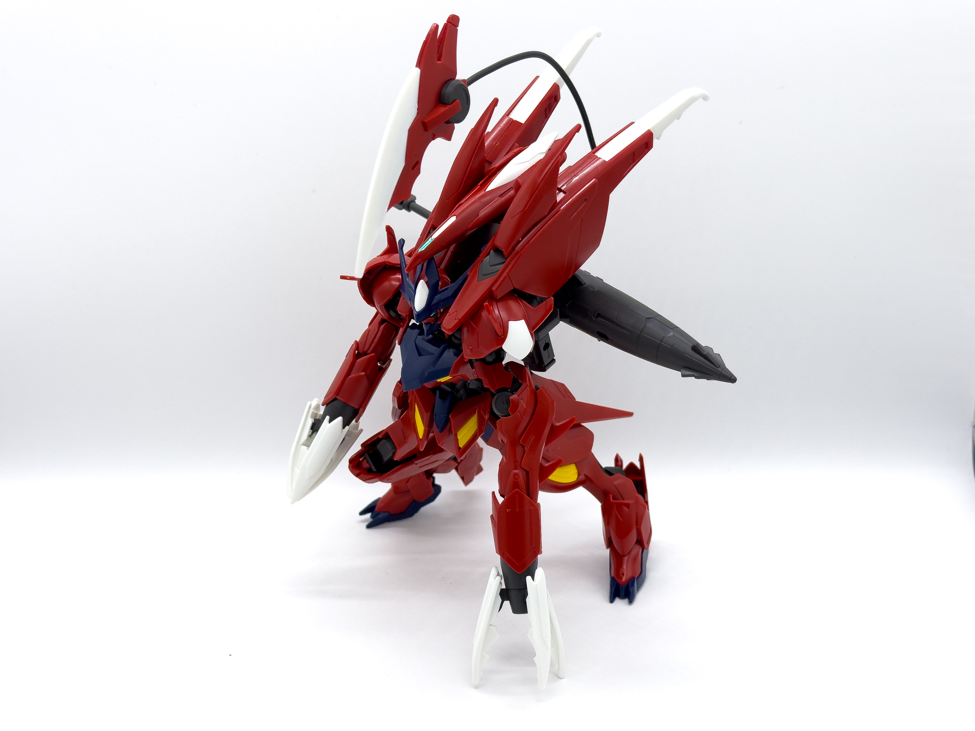 変形が完了した第獣形態のガンダムアメイジングバルバトスルプス。より、獣に近いプロポーションになりました。