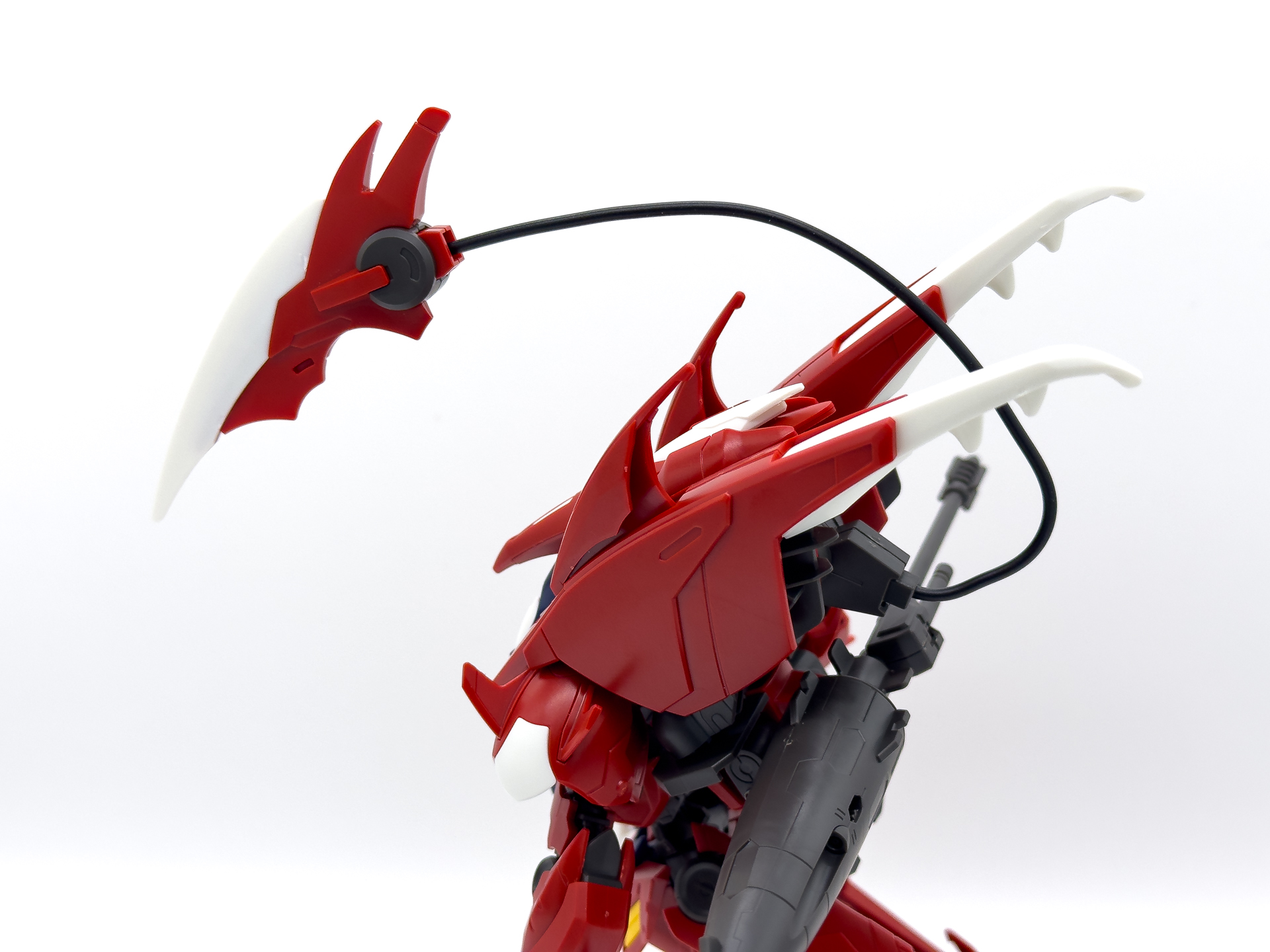 テイルブレードはリード線接続で展開し自由なポージングが可能です。