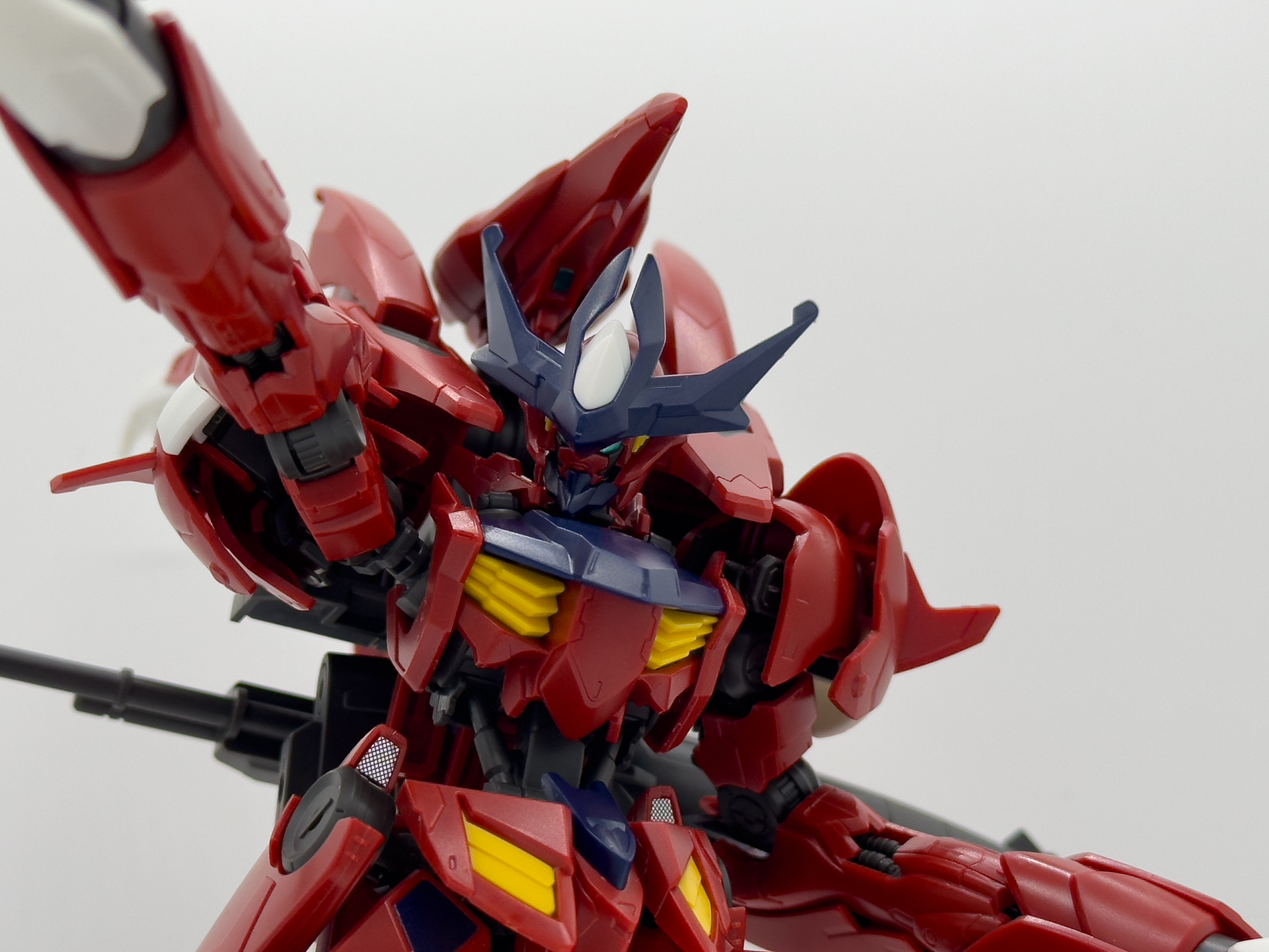 赤いメインカラーも相まってヒール顔に見えます。