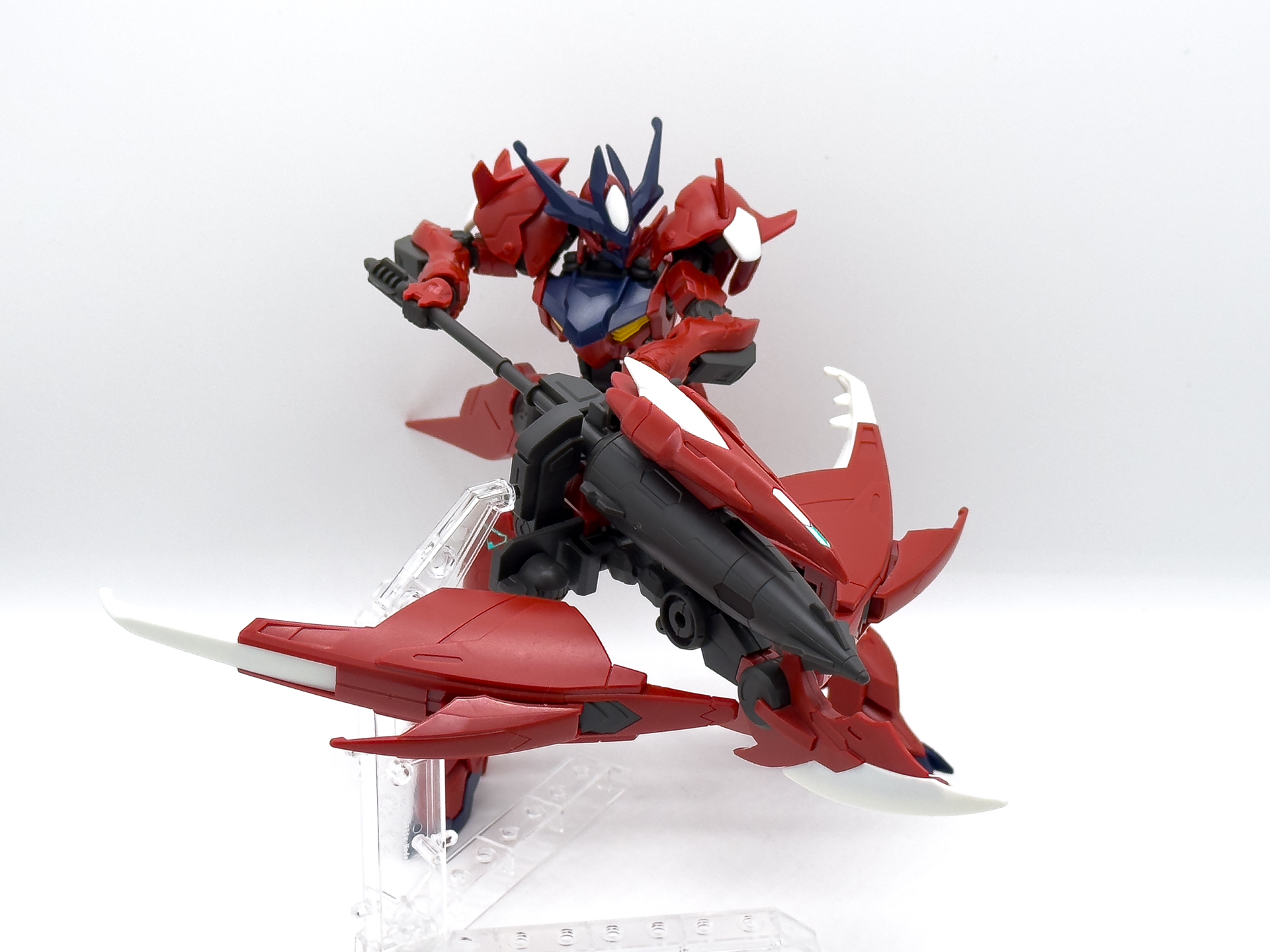 アメイジングアイアンブラッドを持たせてポージングさせてみました。バルバトス本体と同じくらいの大きさの武装です。