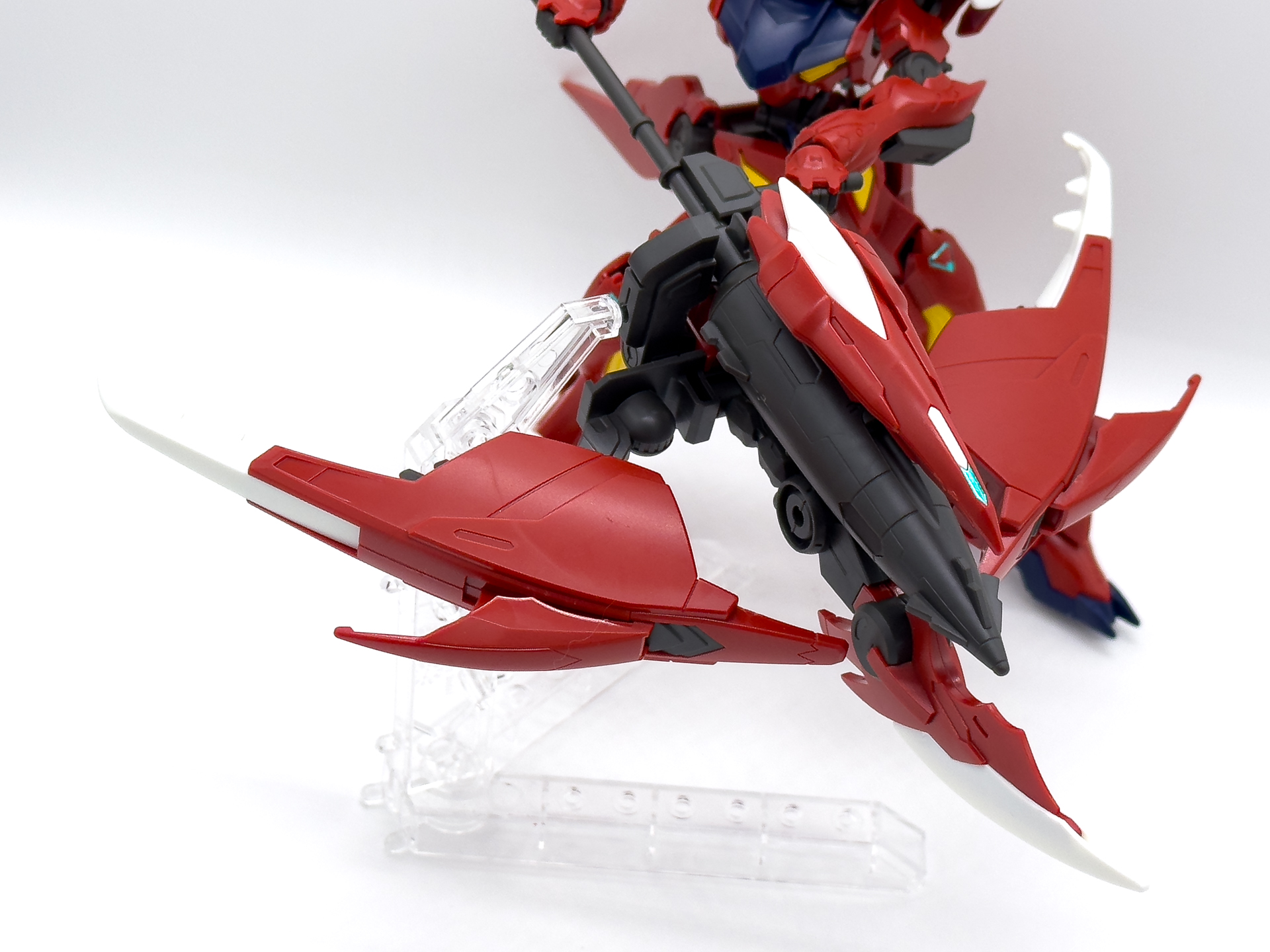 重量があるので付属の専用スタンドを用いて展示しています。