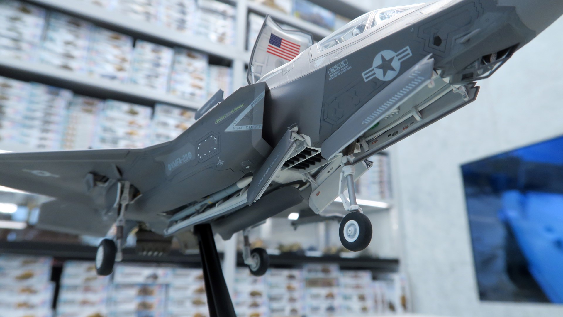 ウェポンベイなどの一見すると可動しそうなパーツの多くが一体部品となっている