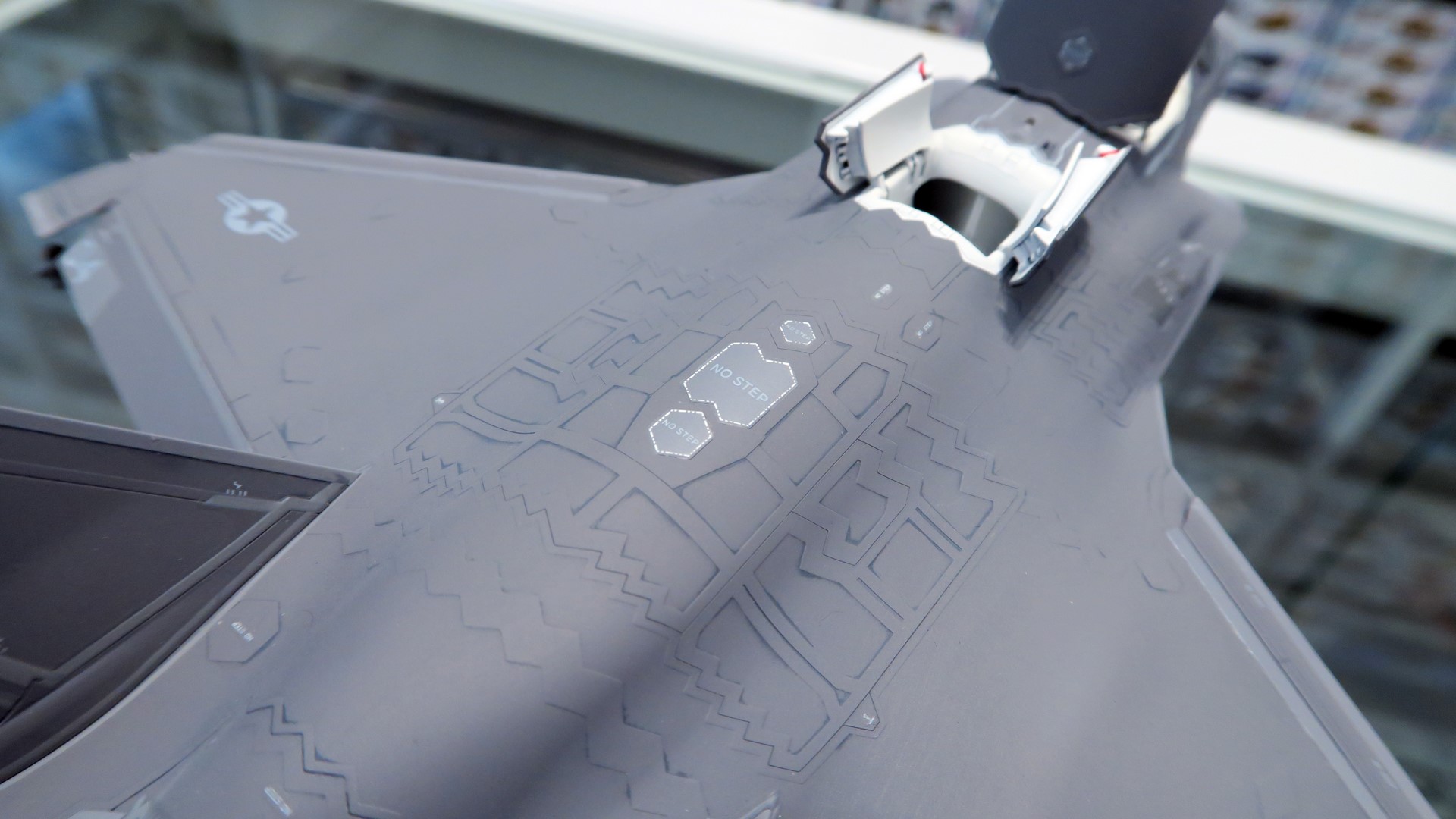 可能な限り薄く彫られたRAMパネルモールド