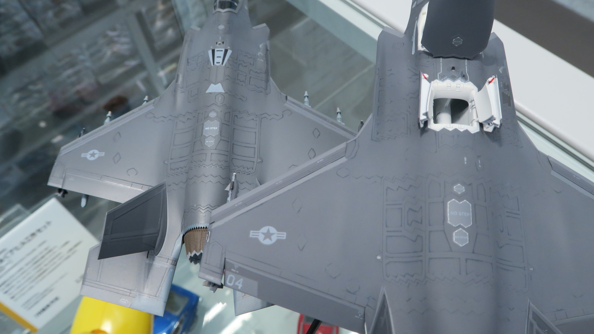 2023年7月29日に発売された（左）「1/72 ロッキード マーチンF-35A ライトニングII」と比較すると、今回のF35BではRAMパネルモールドが少し薄くなっているのが感じられる
