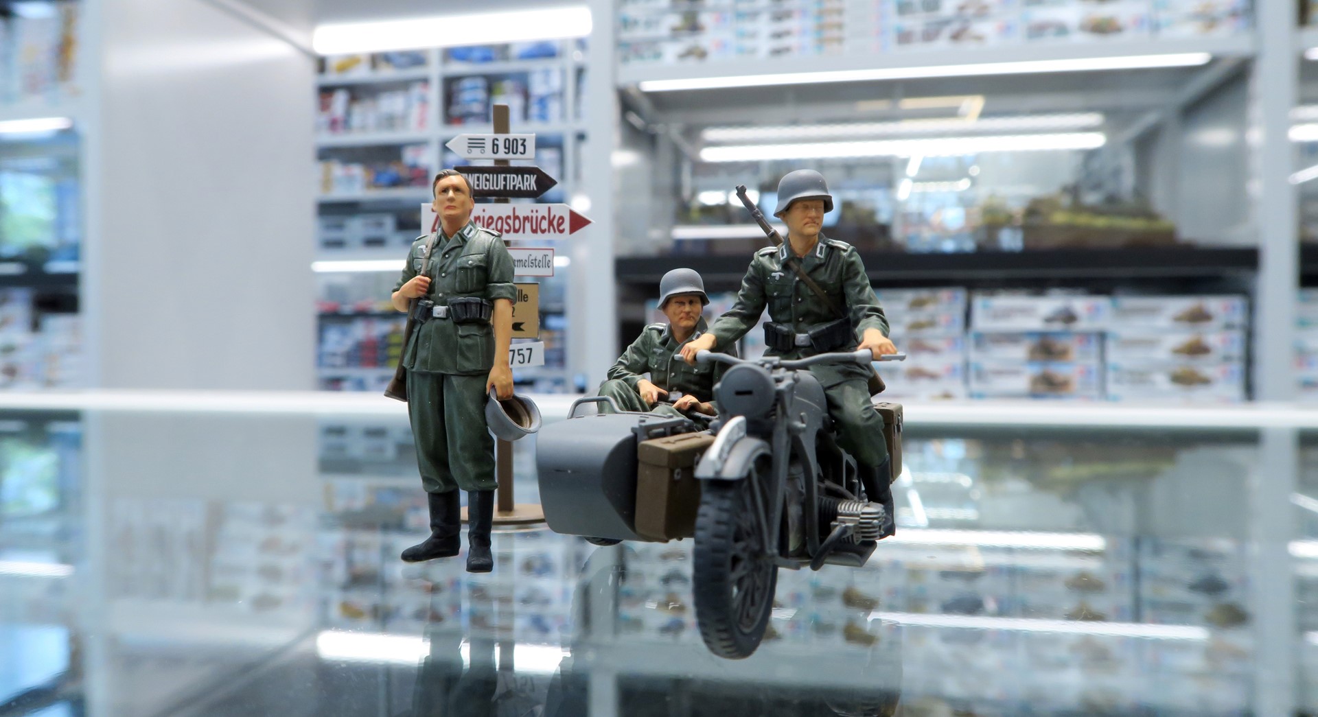 左から立ち姿の歩兵、下士官、ドライバー