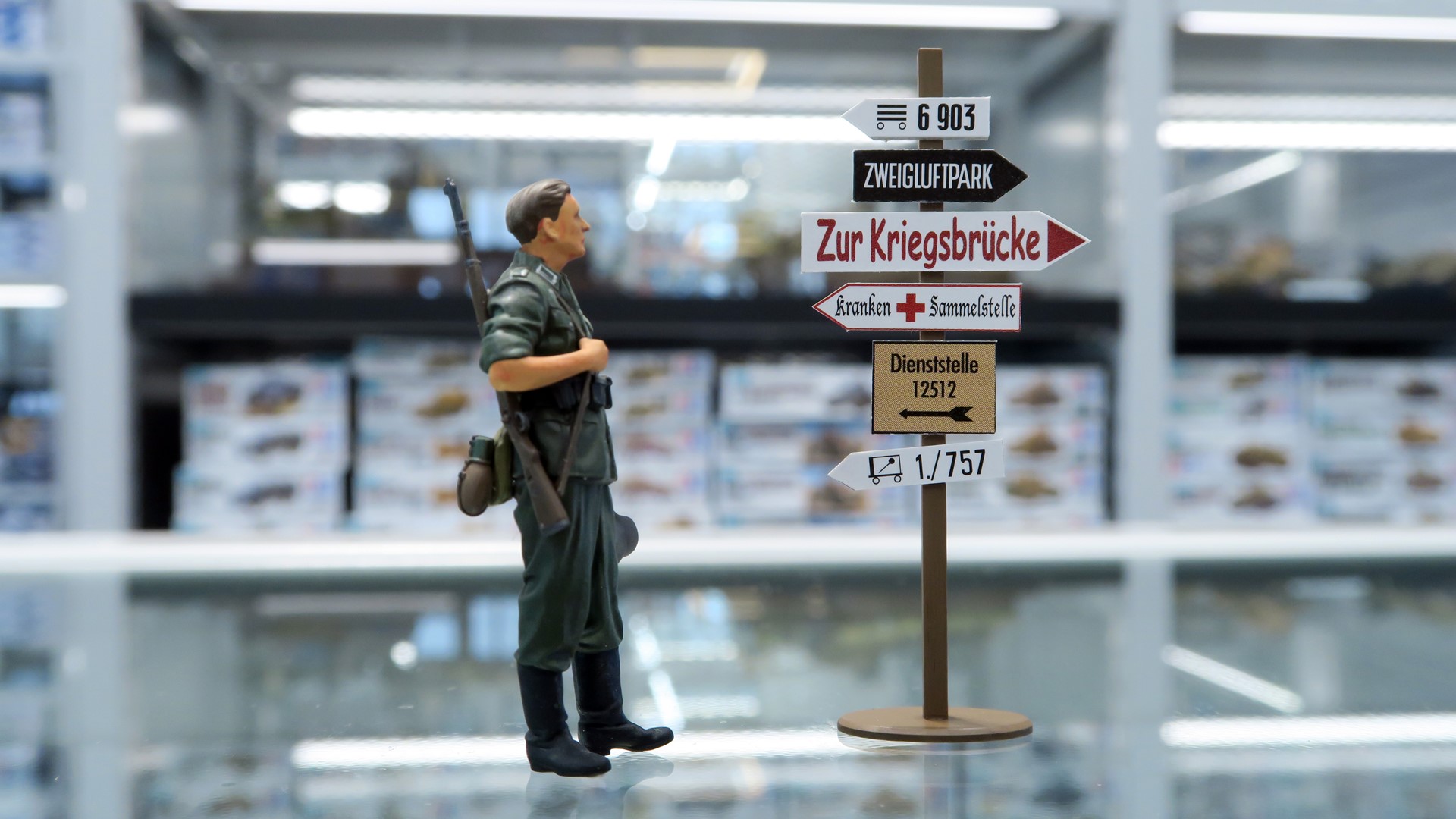 パッケージ側面に描かれている標識を切り取って標識パーツに付けることでパッケージに描かれている標識を再現できる