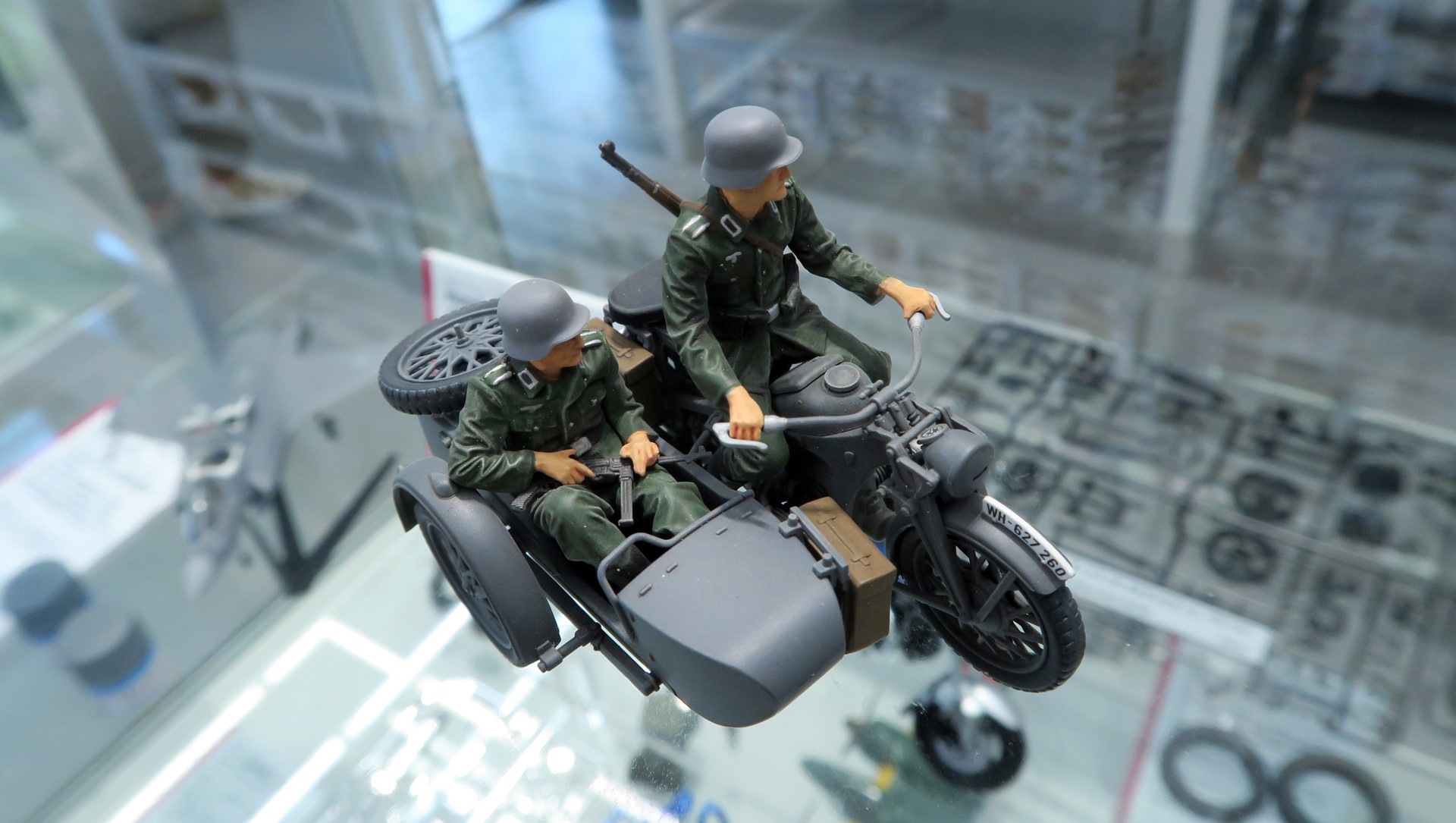 画像ではわかりにくいが、サイドカーは実車同様に3点で連結されて固定されている