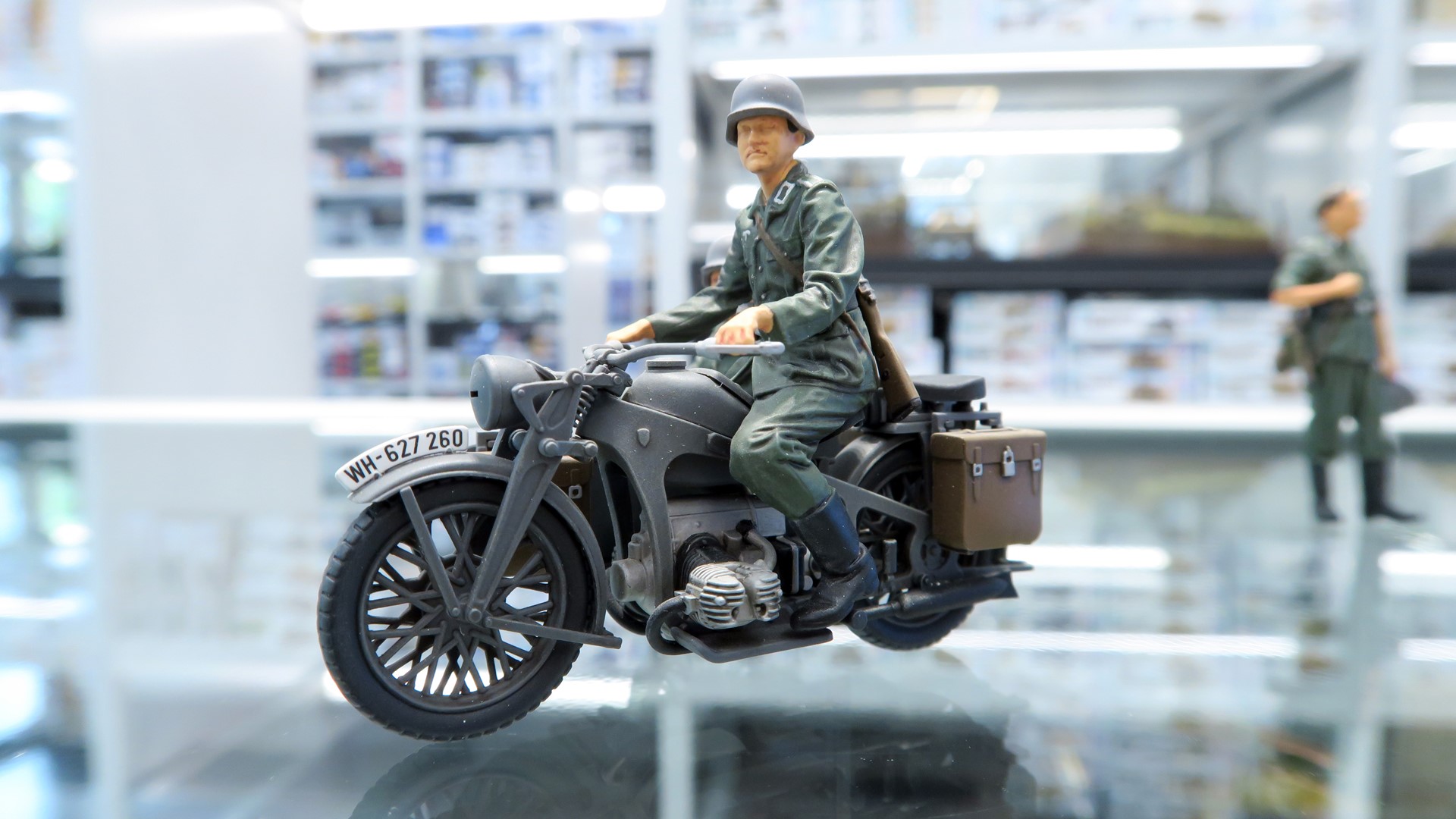 ホイールのスポークが左右2分割構成になっている。また、エンジンも冷却フィンをはじめ、細部まで再現されている