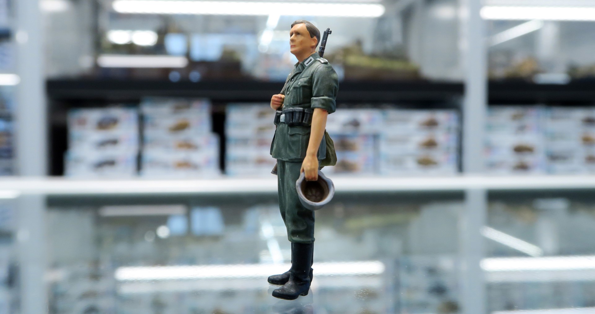 歩兵が持つヘルメットもしっかりと内部まで再現されている