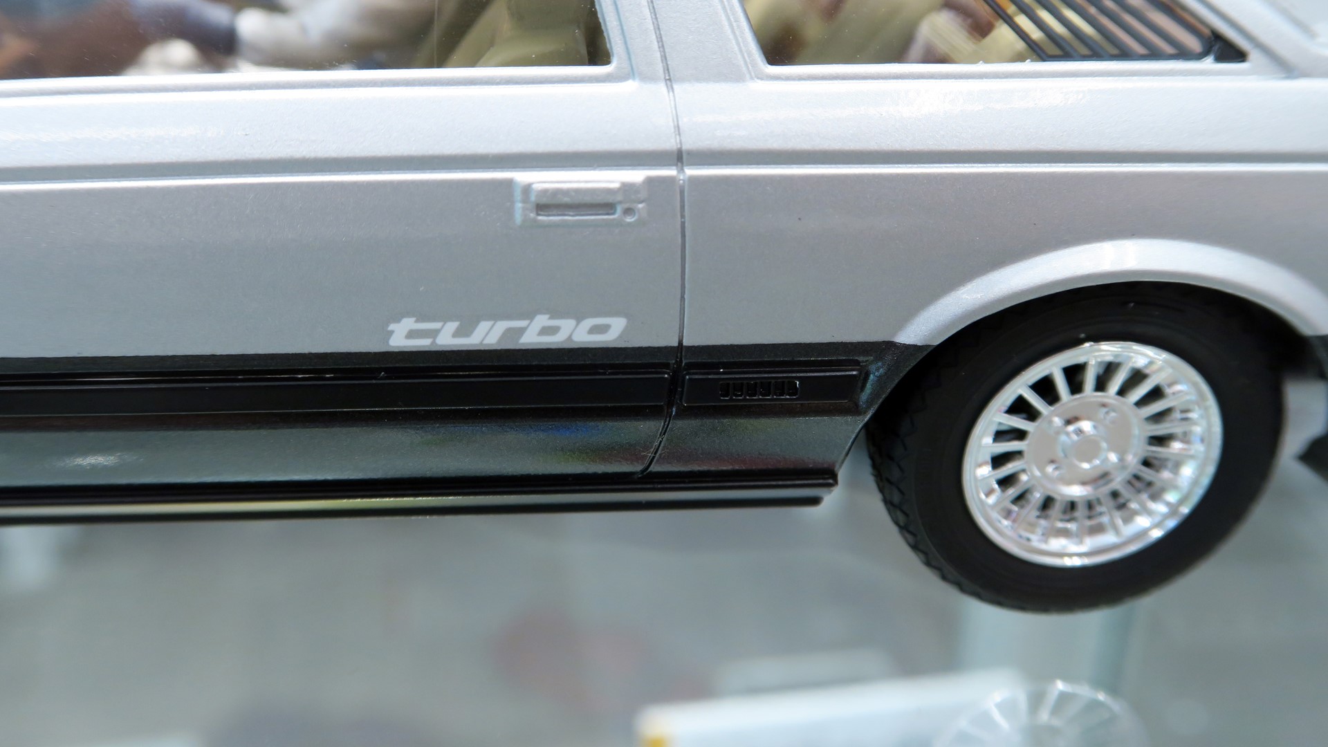 車体側面にはターボチャージャー搭載モデルを表す「turbo」の文字