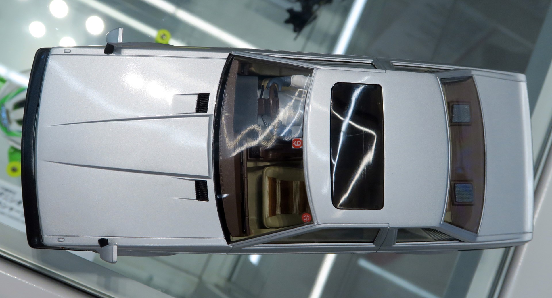 ルーフにはサンルーフがあり、完成後もスライドして開閉できる。透明なグラスタイプのサンルーフパーツも付いてくる