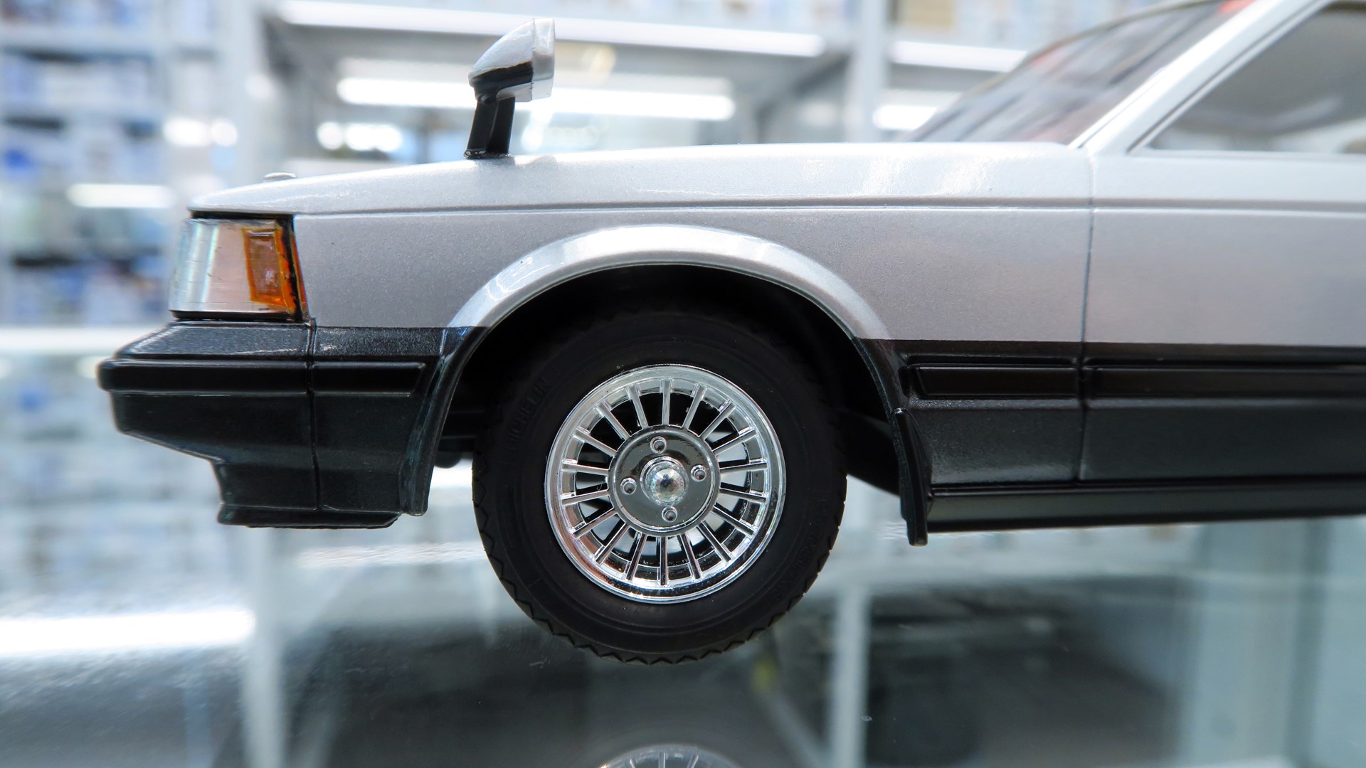 タイヤは質感ある合成ゴム製でトレッドパターンまで精密に再現されている