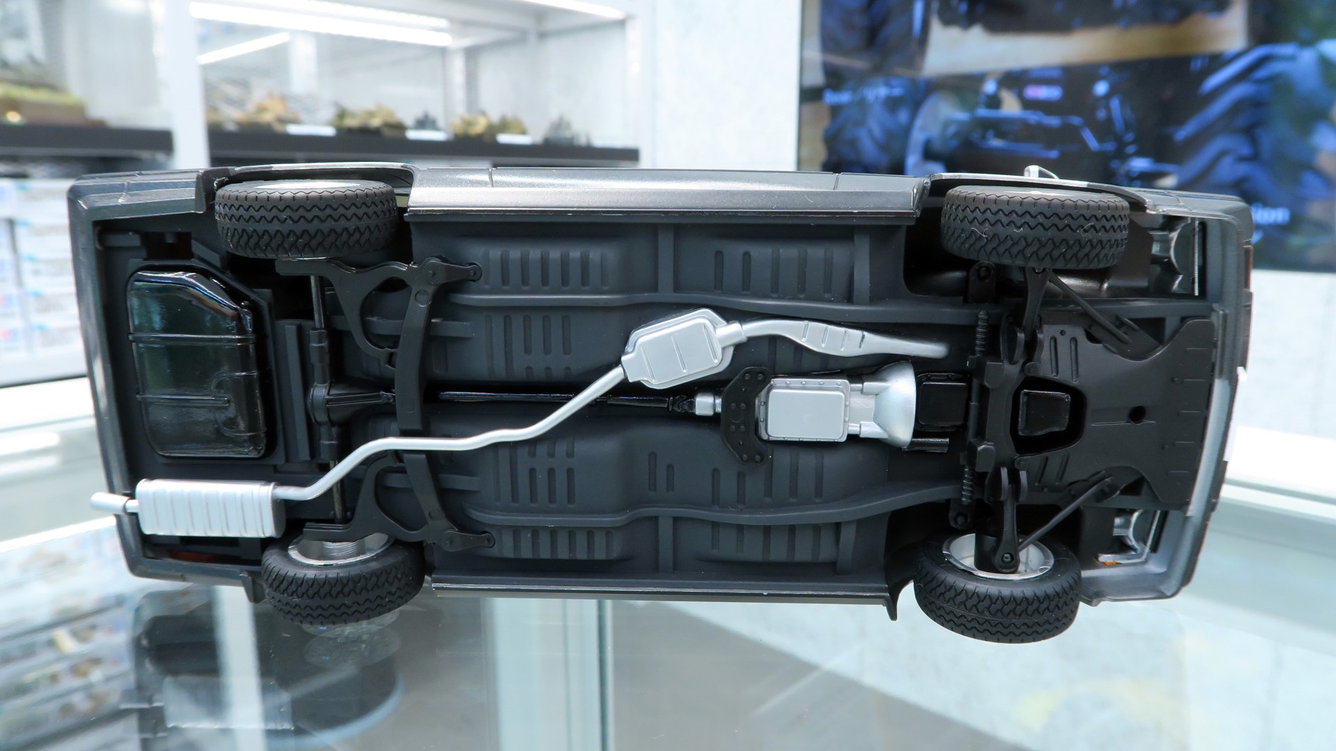 タイヤは質感ある合成ゴム製でトレッドパターンまで精密に再現されている