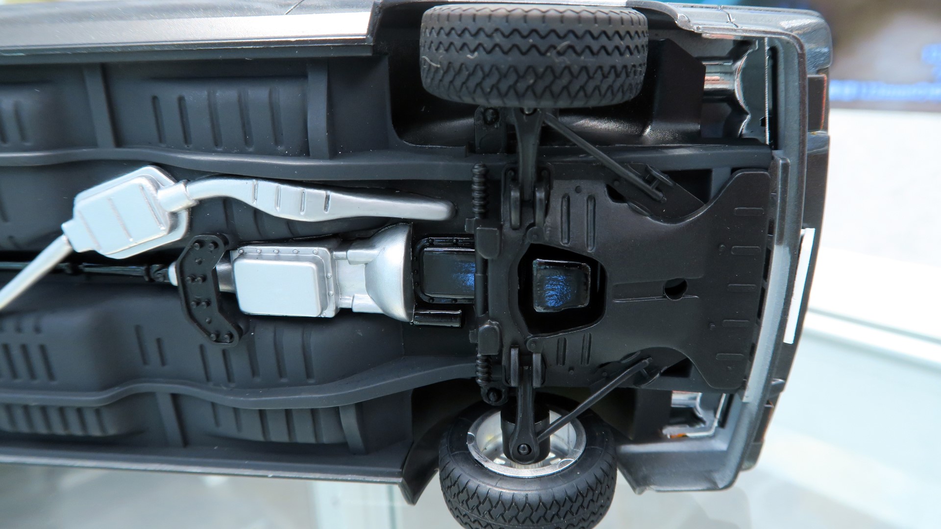 トランスミッションやエキゾースト、サスペンションなど車体下部の各種パーツも細かく再現されている