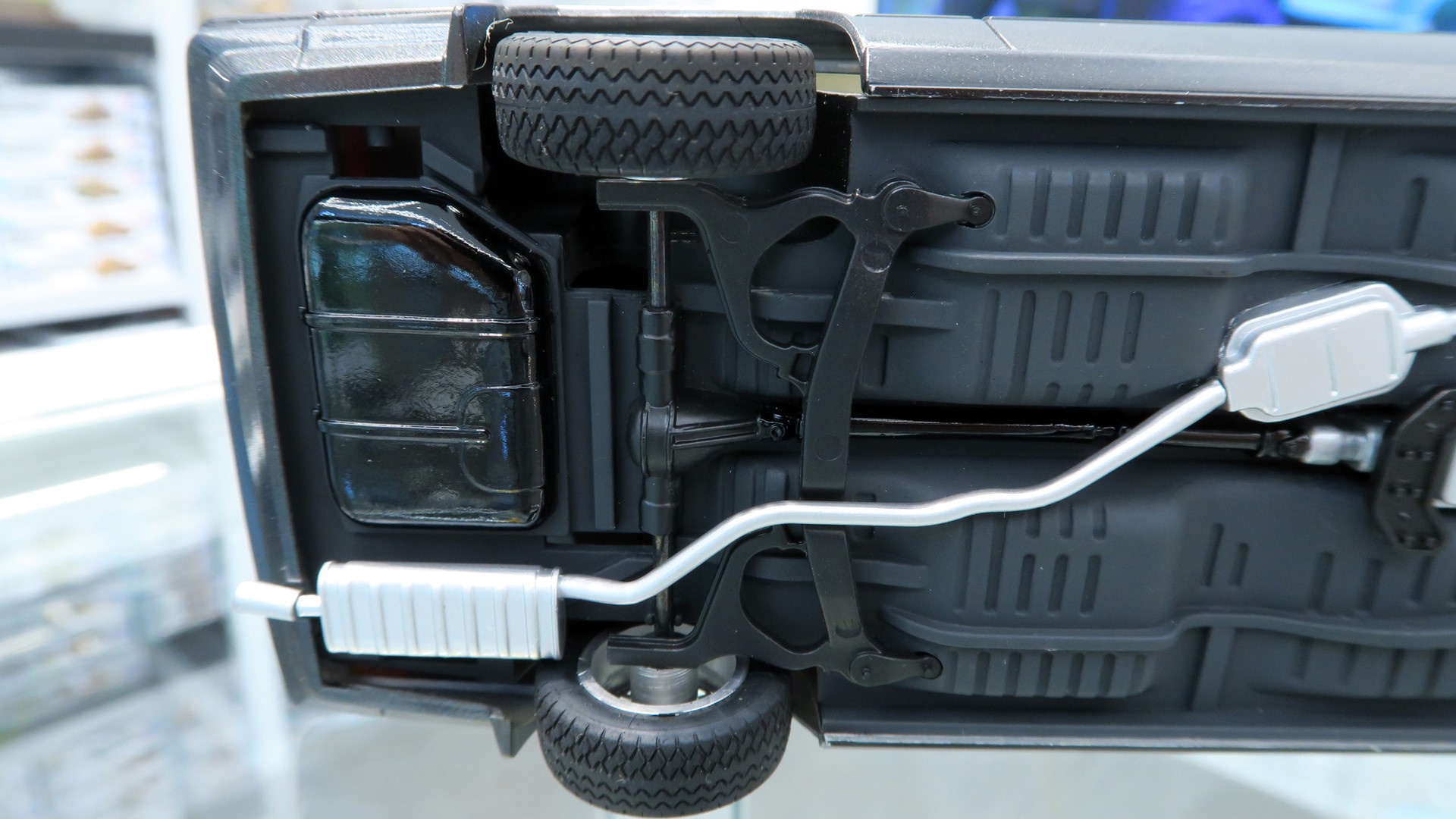 トランスミッションやエキゾースト、サスペンションなど車体下部の各種パーツも細かく再現されている