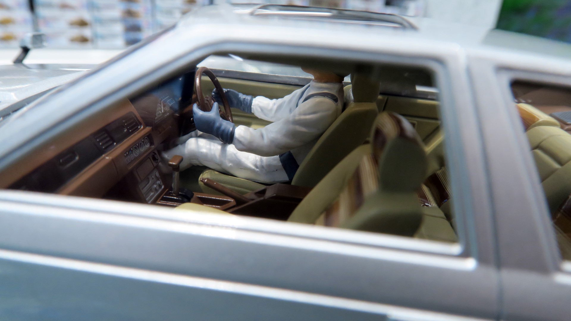 内部を覗き込むとメーターやインテリアがしっかりと再現されていることが確認できる