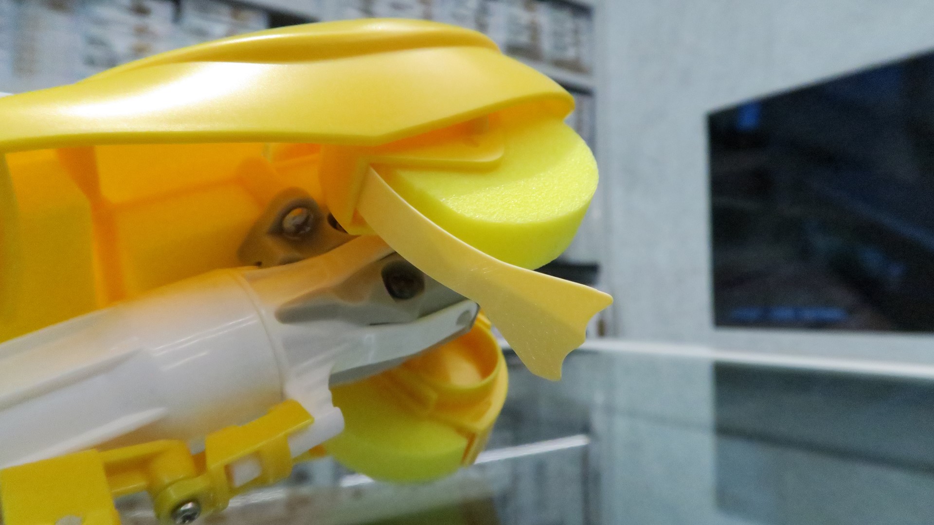 黄色い車輪のようなクランクプレートが回転することで地上や水上を進む