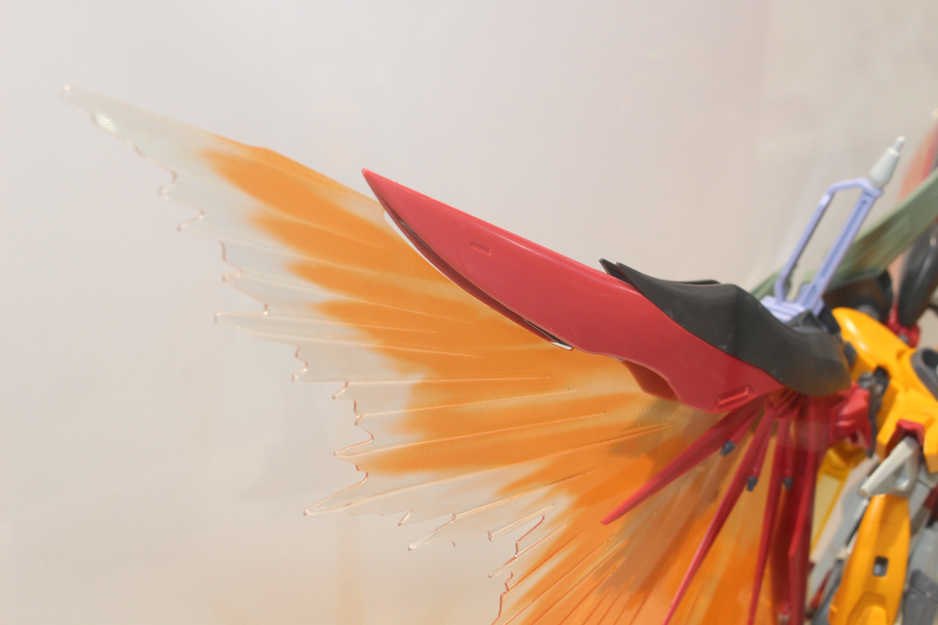 グラデーションが美しいウイングユニットのエフェクト。ホログラム仕様により見る角度で反射時の色が変わって見える