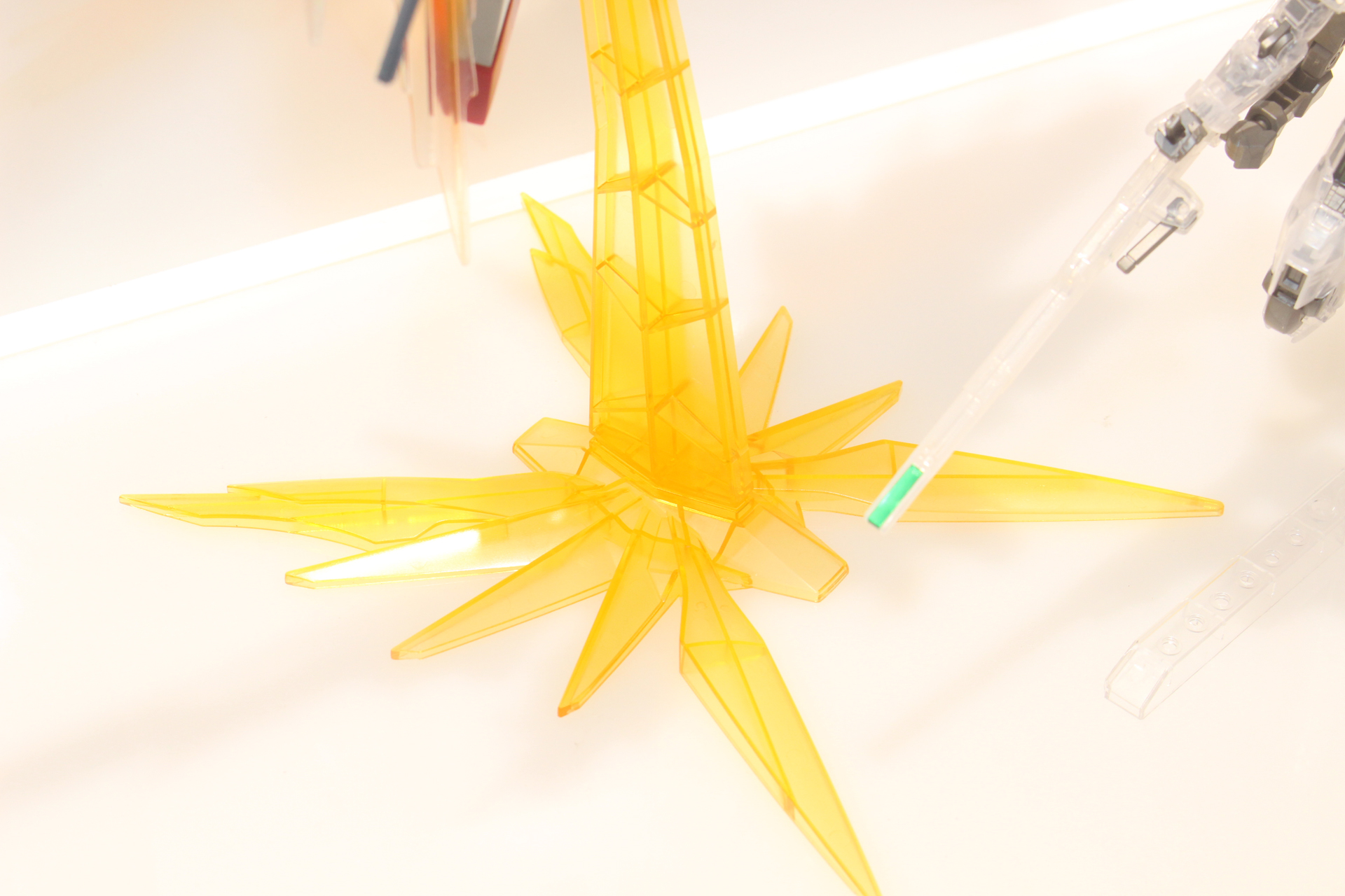 専用の台座はクリアオレンジカラーで成形