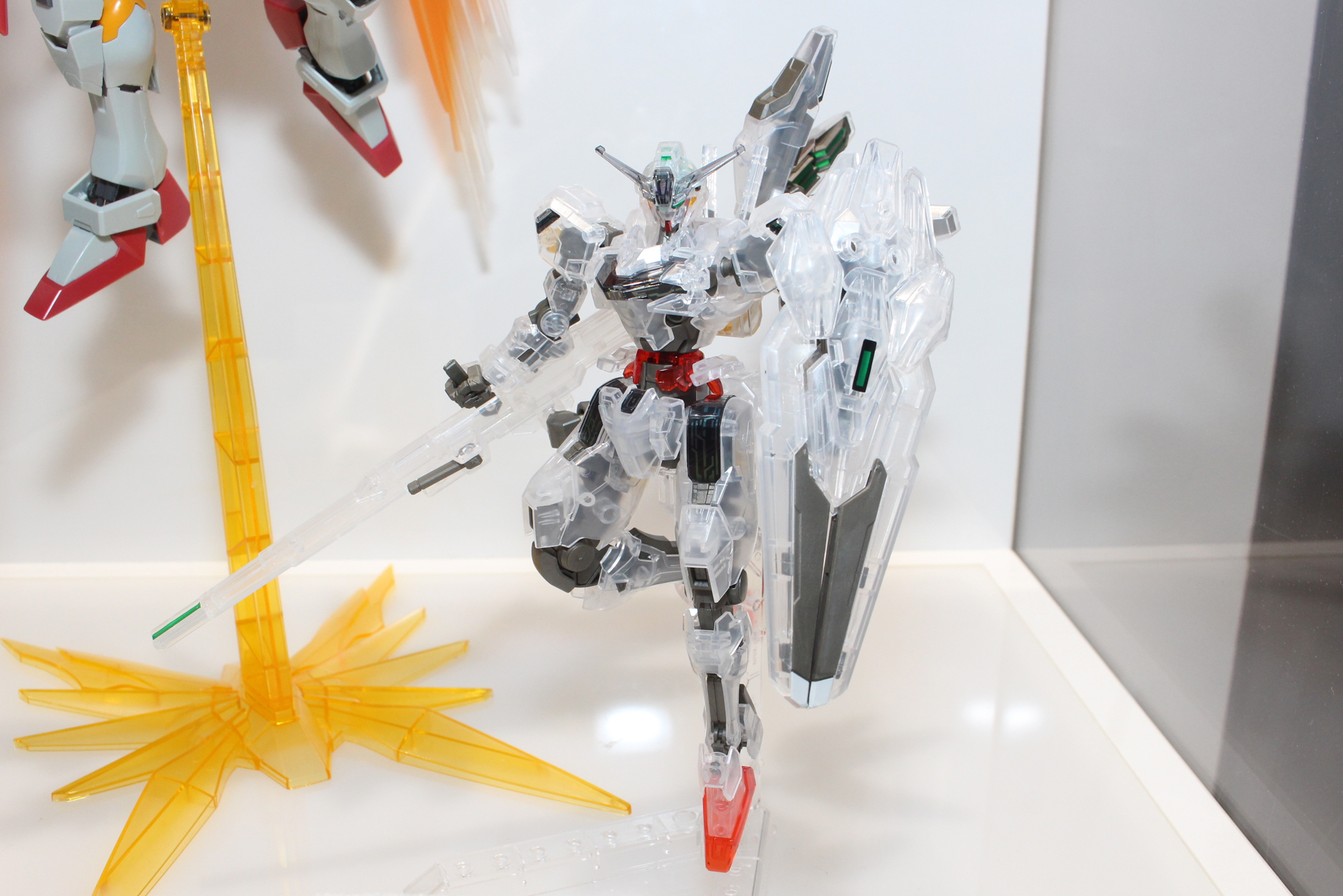 「HG 1/144 ガンダムベース限定 ガンダムキャリバーン ［クリアカラー］」。7月27日発売。価格は2,200円。ガンダムベース販売商品