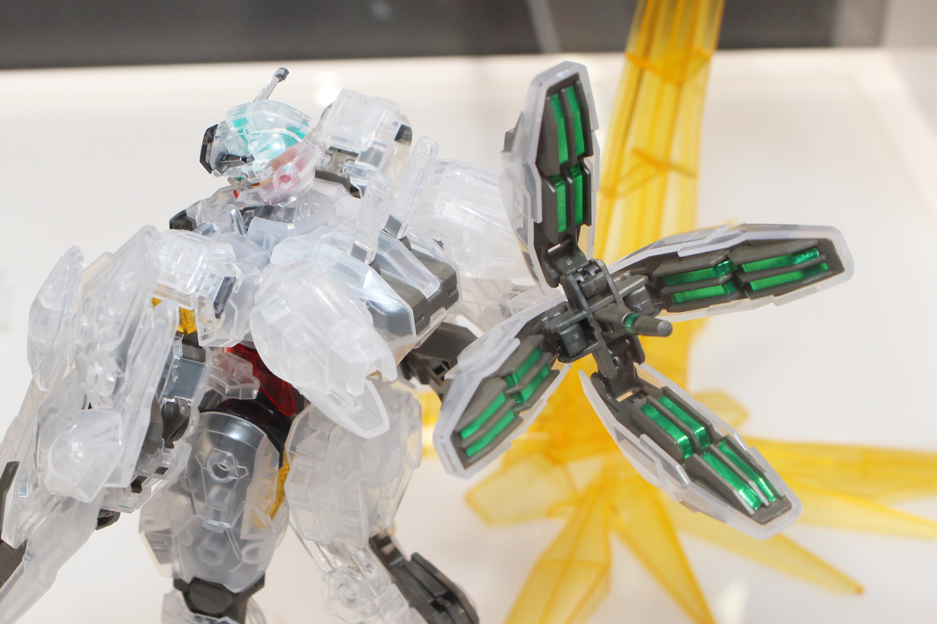 主武装のバリアブルロッドライフルの尾部はもちろん展開する