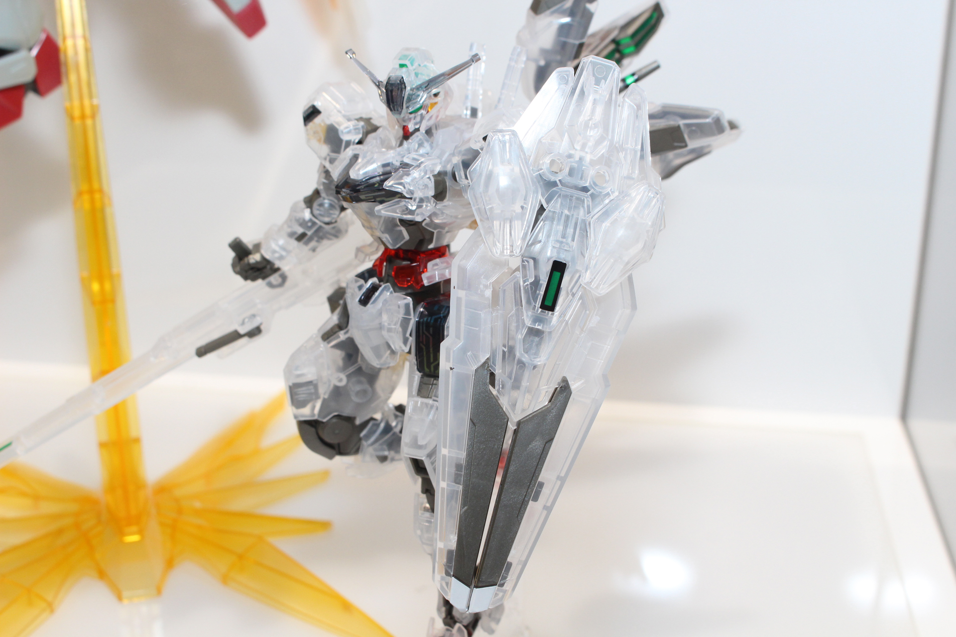 エスカッシャンは分離可能。別売りの「水星の魔女 ウェポンディスプレイベース」が2セットあれば展開状態を再現できる