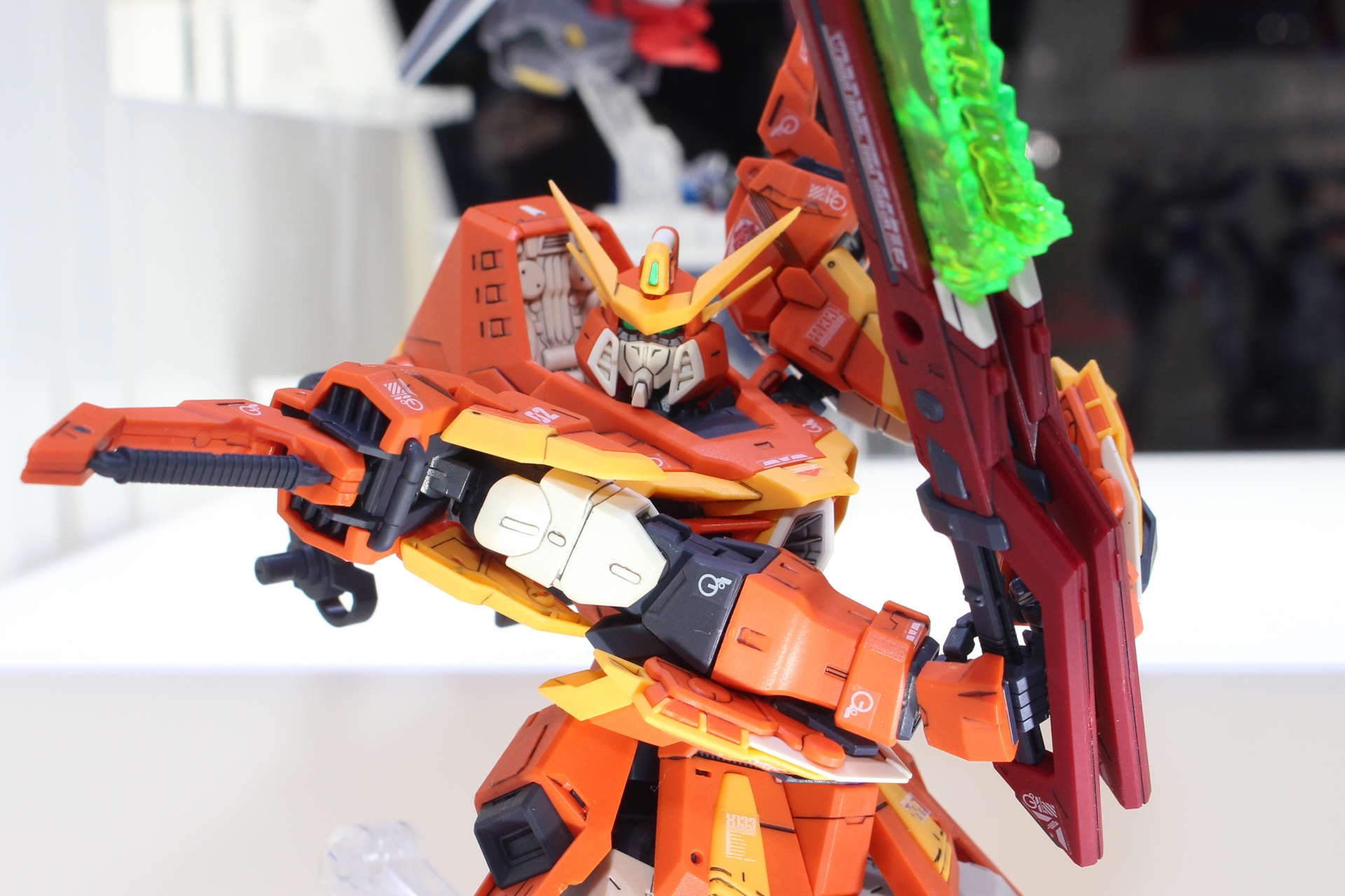 胸部のエネルギー砲「スキュラ」は健在だが、それ以外の部位はかなり形状が異なっている