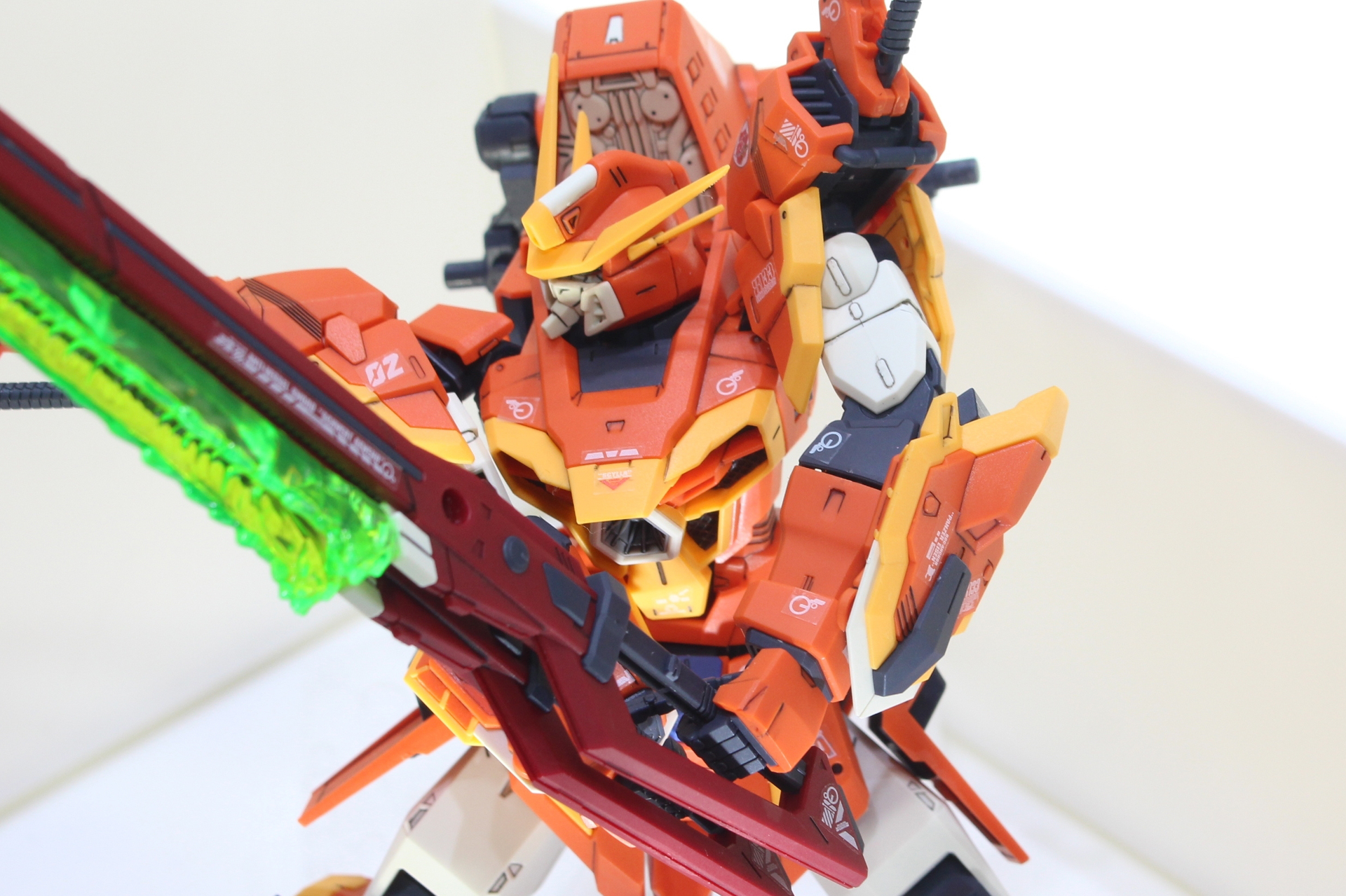 両腕にはロケットアンカーが装備されている