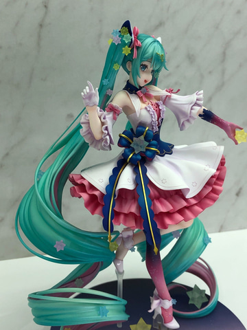 オバロ」より完全武装のアルベドやRosuuri氏が描いた初音ミクの