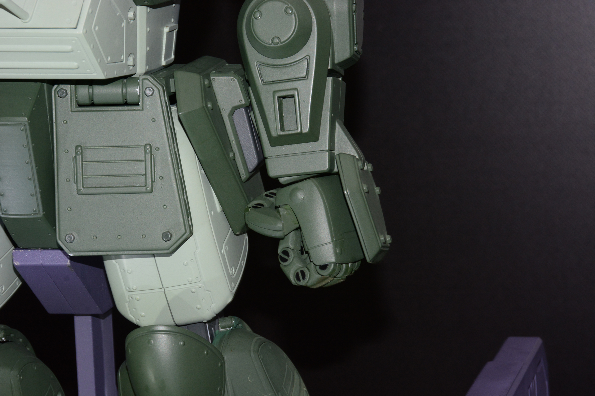 重いヘビィマシンガンを持つため、指の強度が上げられる