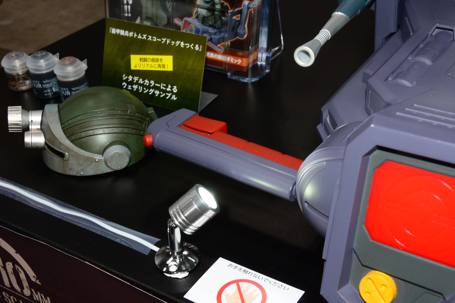 人差し指にトリガー、親指部分もボタンがある