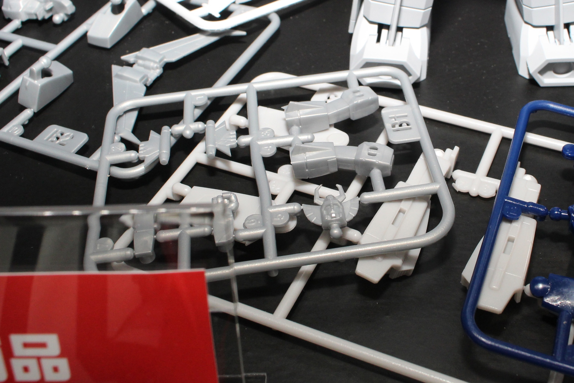 周囲に展示されたランナーにはザンボット3とは別のパーツも……!?　詳細は9月に発表予定