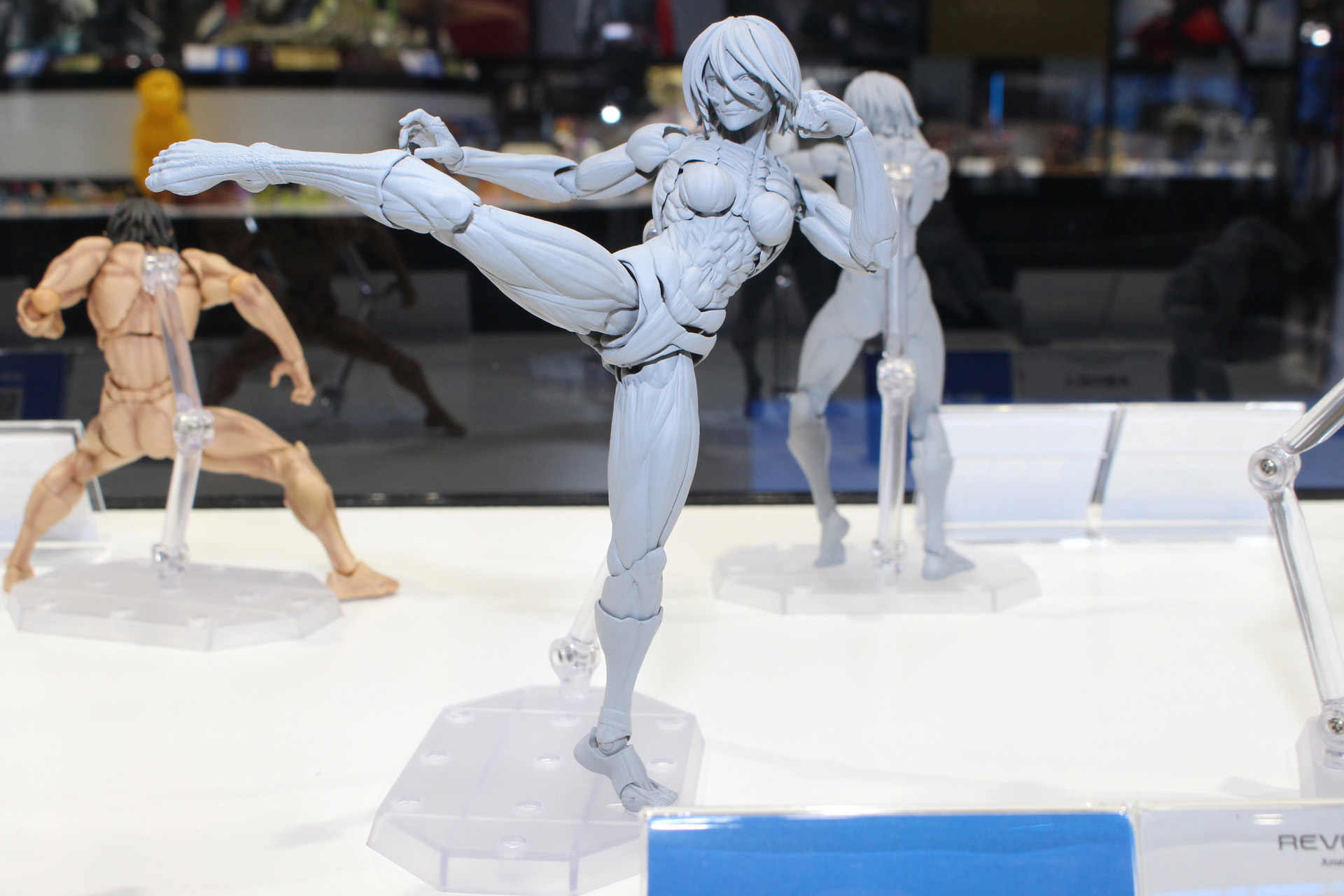 「女型の巨人」。発売時期、価格は未定