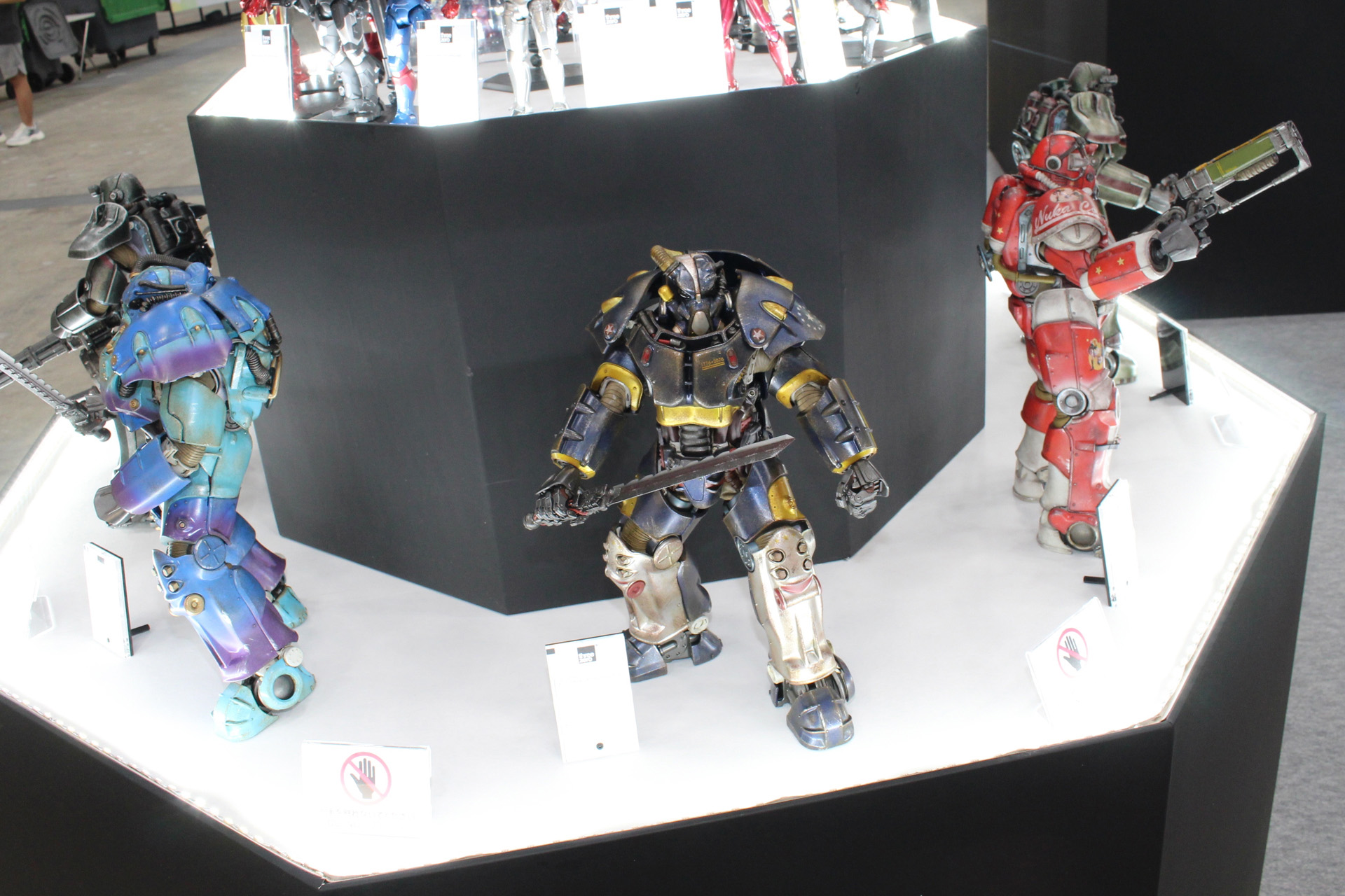 「ヌカコーラ・パワーアーマー」や「クアンタム X-01パワーアーマー」など様々なカラーバリエーションが展示されていた。このサイズでしっかり可動することに驚かされる