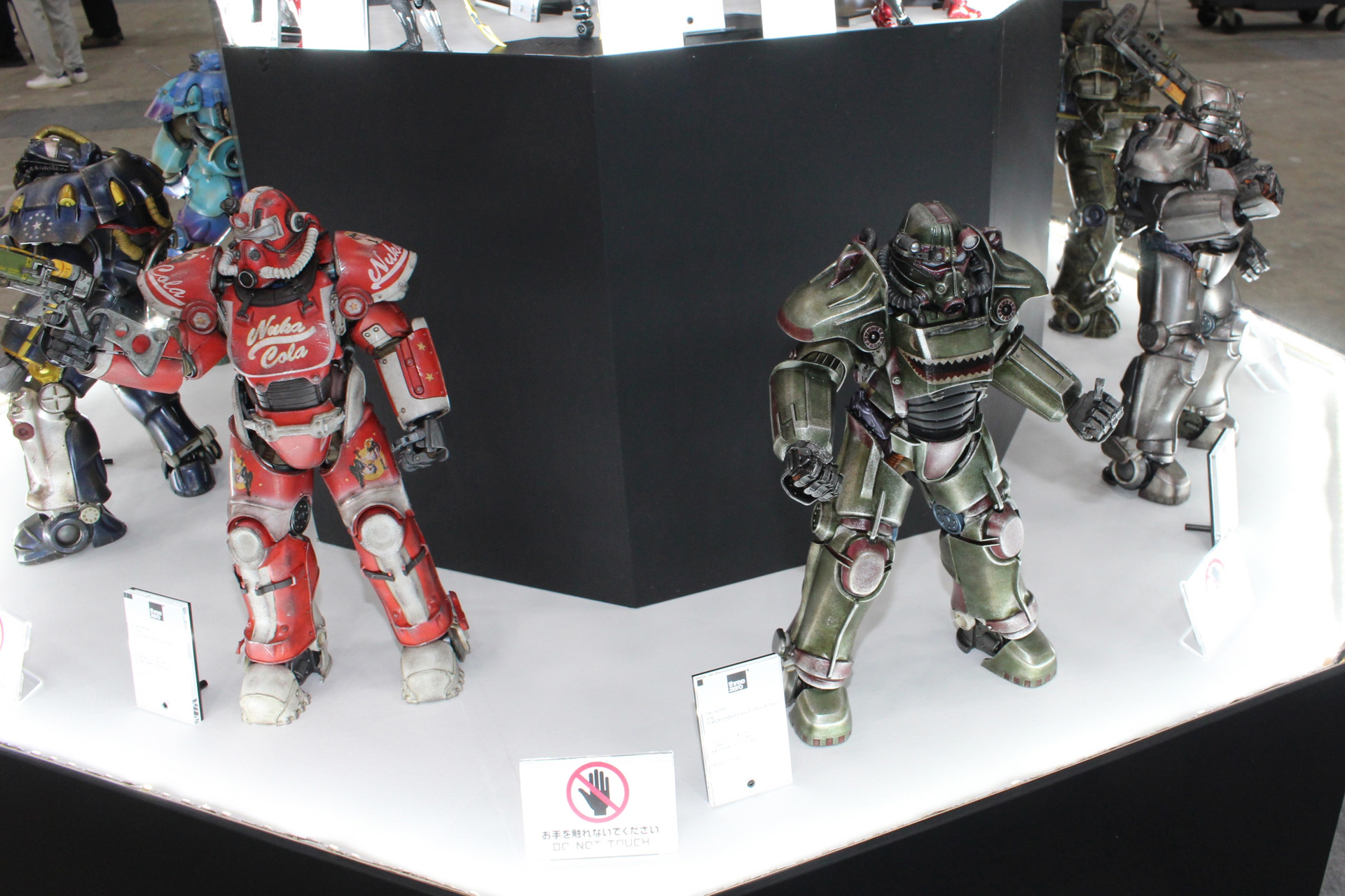 「ヌカコーラ・パワーアーマー」や「クアンタム X-01パワーアーマー」など様々なカラーバリエーションが展示されていた。このサイズでしっかり可動することに驚かされる