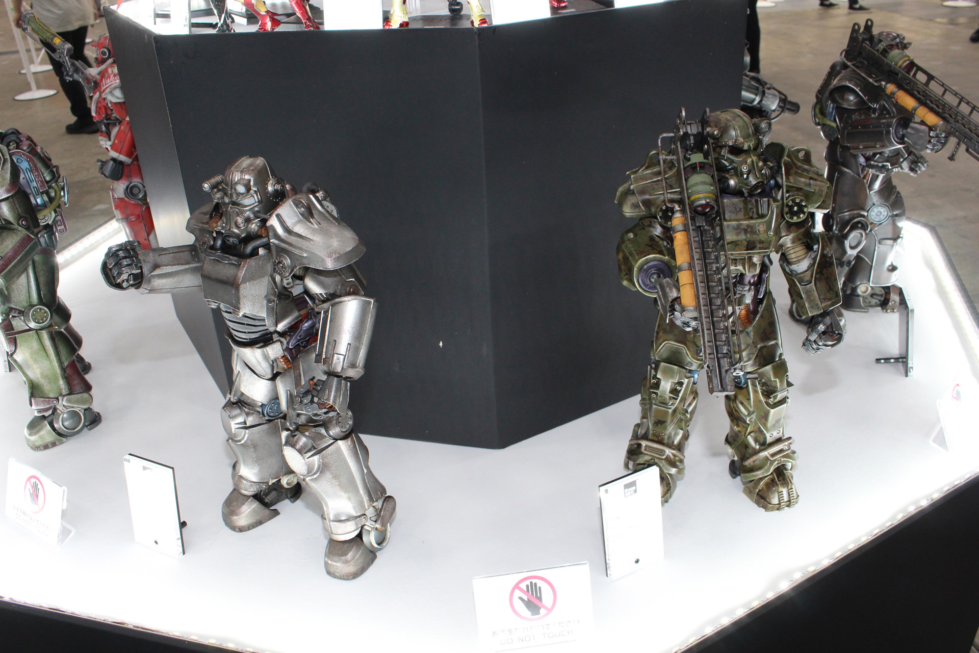 「ヌカコーラ・パワーアーマー」や「クアンタム X-01パワーアーマー」など様々なカラーバリエーションが展示されていた。このサイズでしっかり可動することに驚かされる