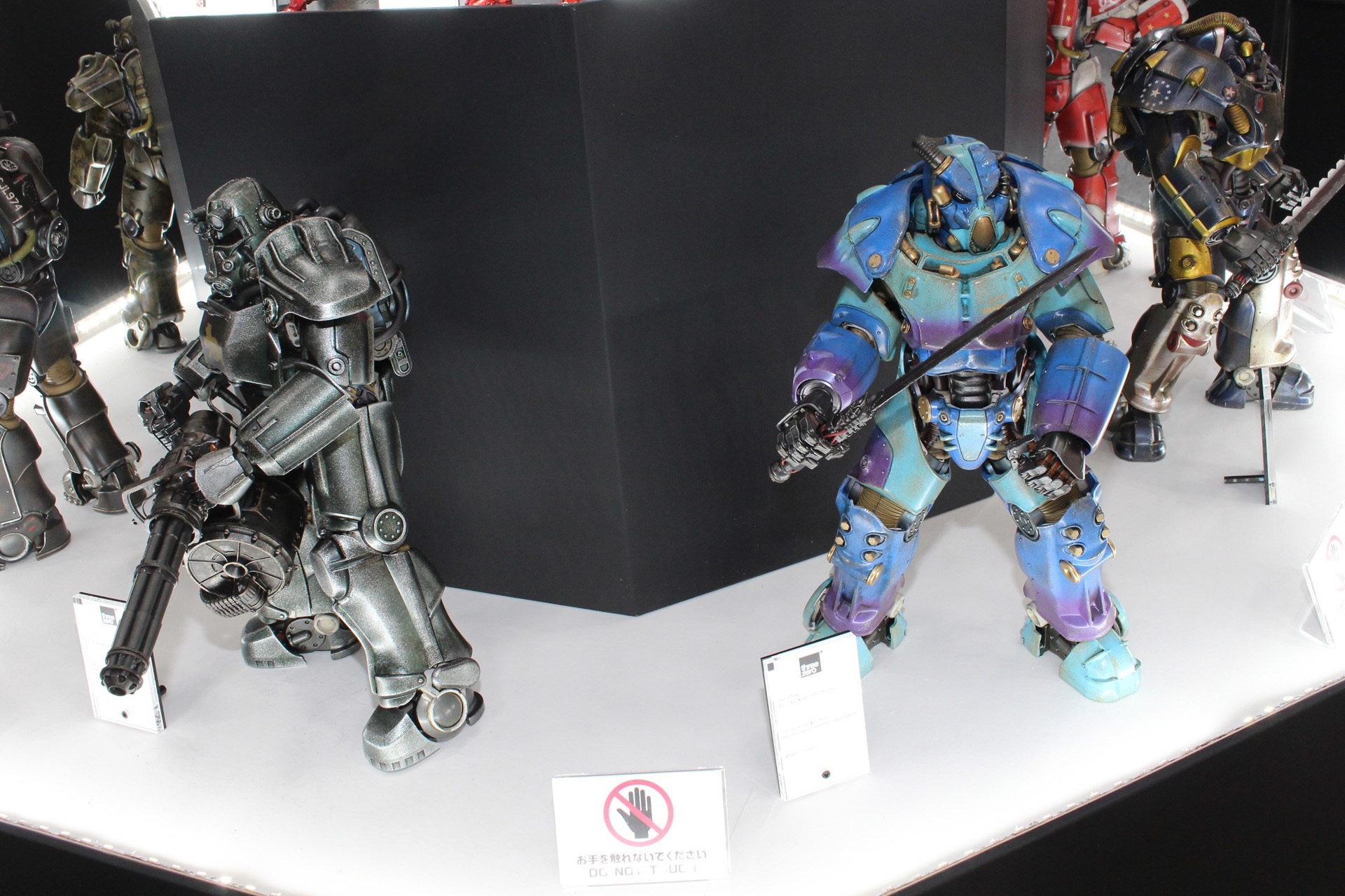 「ヌカコーラ・パワーアーマー」や「クアンタム X-01パワーアーマー」など様々なカラーバリエーションが展示されていた。このサイズでしっかり可動することに驚かされる