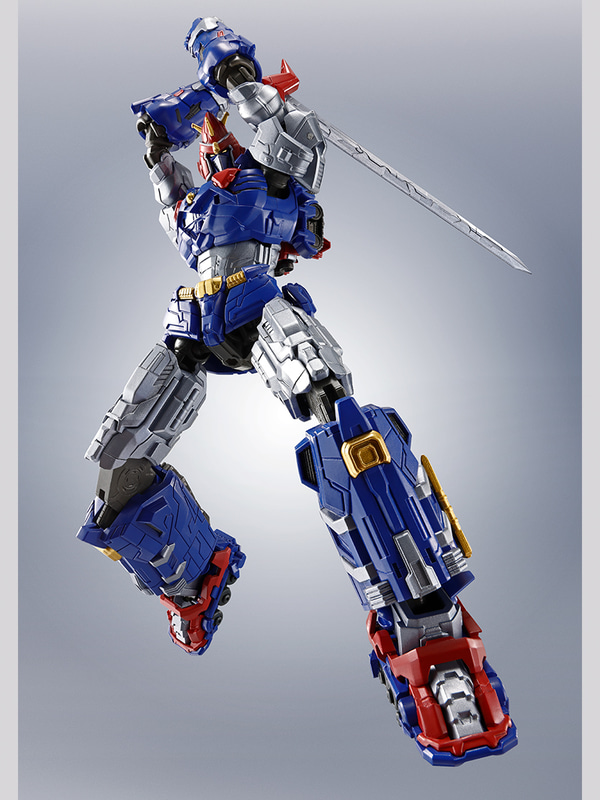 可動フィギュアならでは、「天空剣」の振り上げポーズも取れる