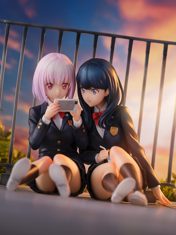 SSSS.GRIDMAN」より仲睦まじく寄り添う2人のフィギュア「新条アカネ