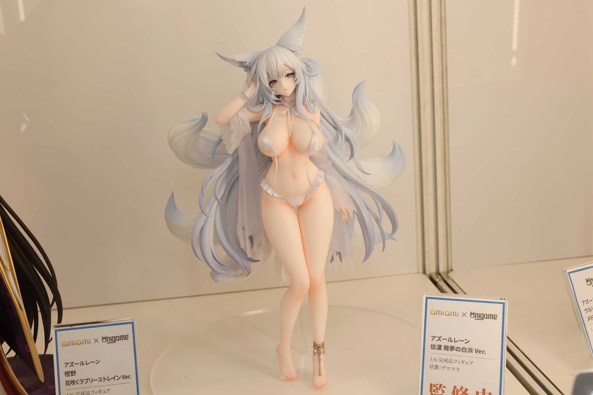 あみあみ×AniGame「アズールレーン 信濃 雅夢の白浜Ver.」。白色の布面積が少ないフリルのついた水着が特徴。ボリュームのある髪や尻尾の造形が存在感を引き立てる。