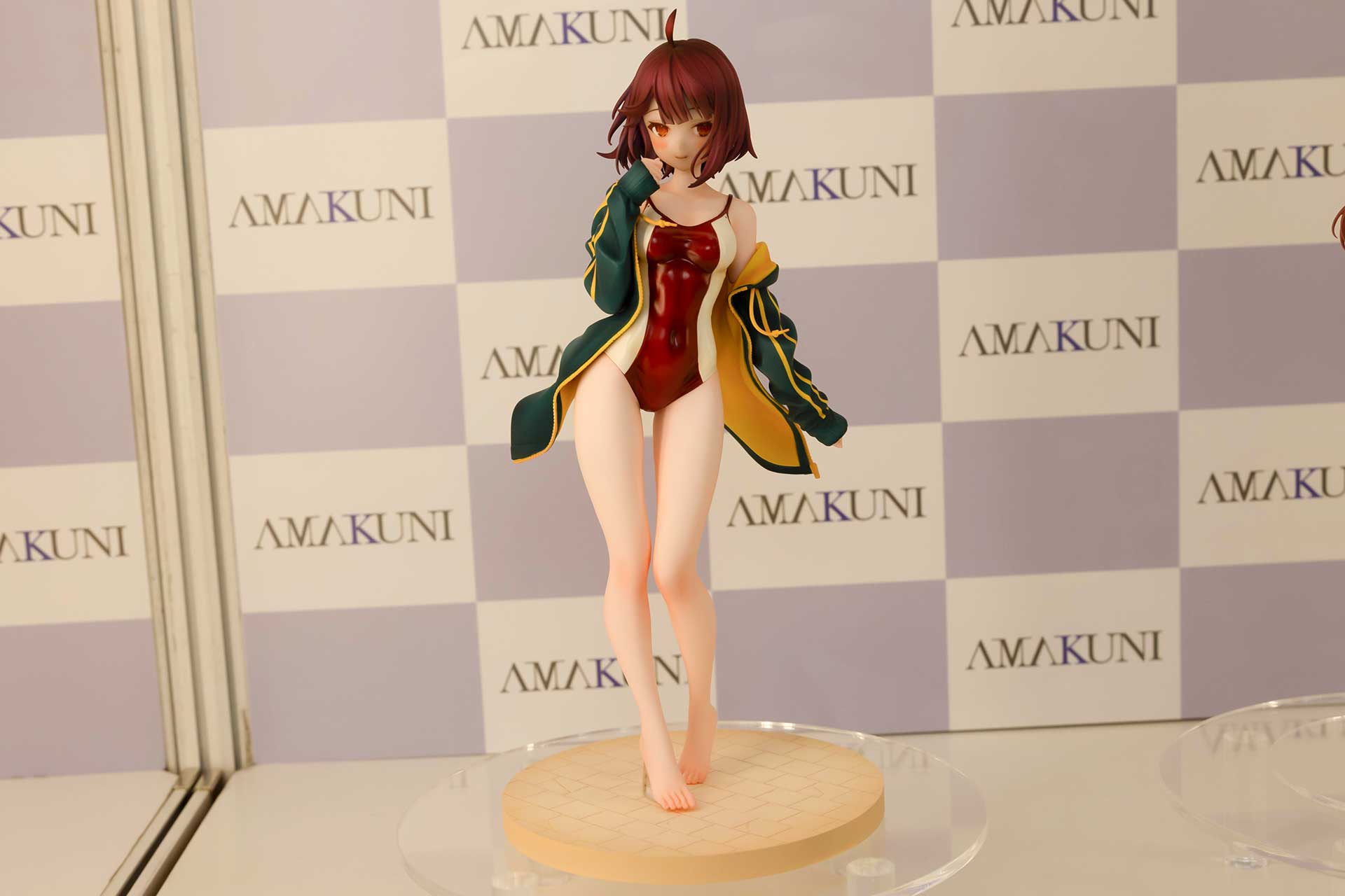 AMAKUNI「ソフィー・ノイエンミュラー　競泳水着Ver.」。控えめな胸と赤と白を組み合わせた競泳水着が映えるフィギュア。羽織っている緑色の上着も良いアクセント。