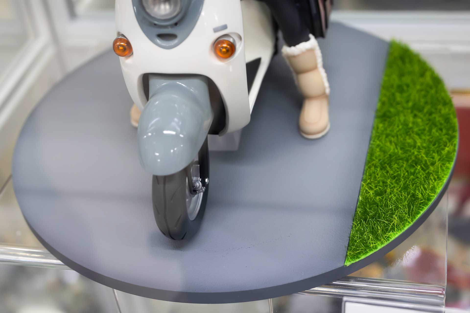 台座もジオラマっぽい作りになっている