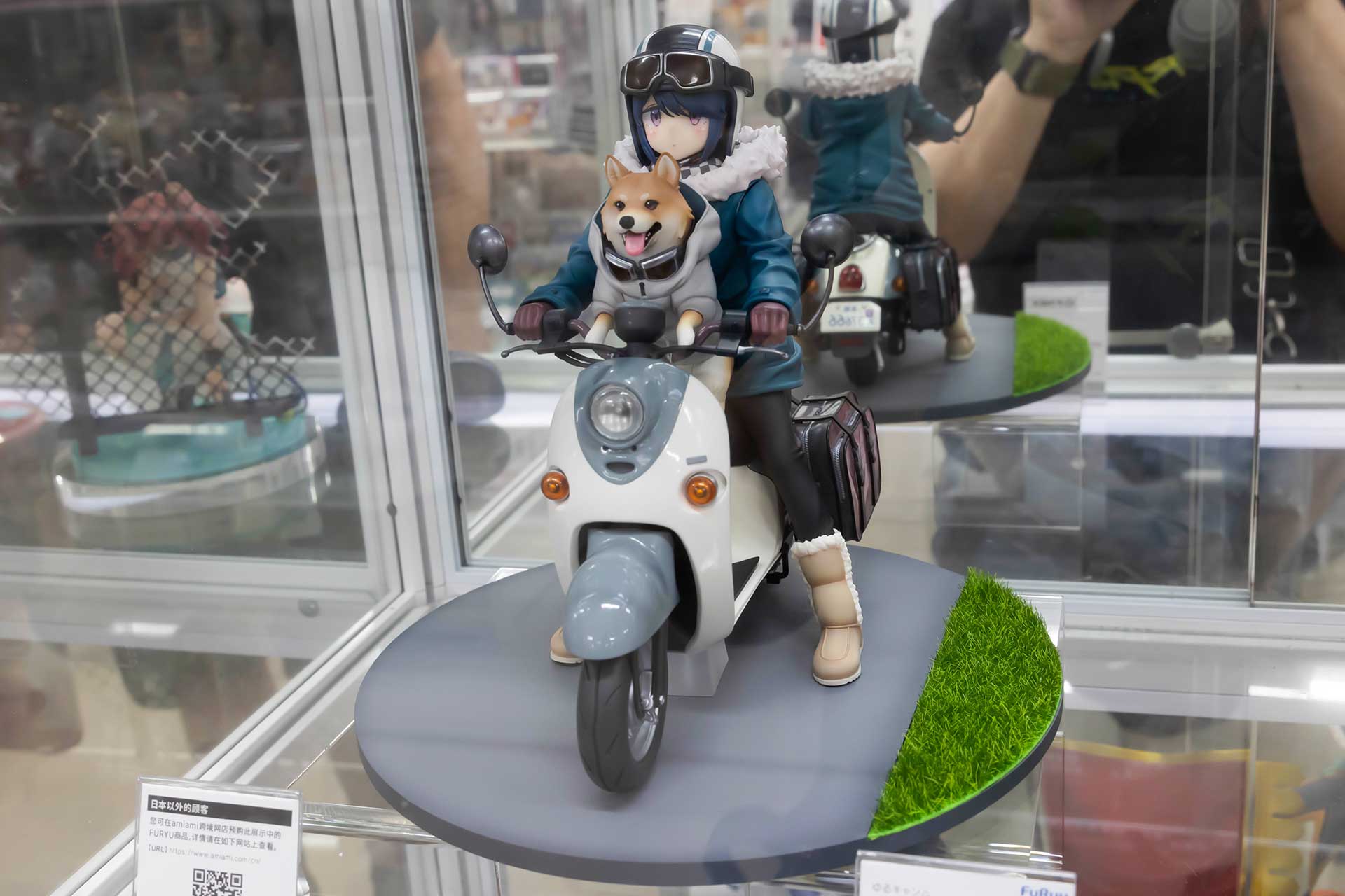 フィギュアの素材はPVCとABSで、台座部分を含む全高は約250mmだ