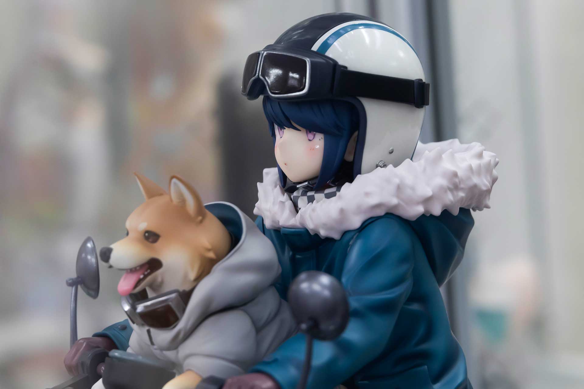 真冬の寒い時期らしく厚手のダウンジャケットを身につけている