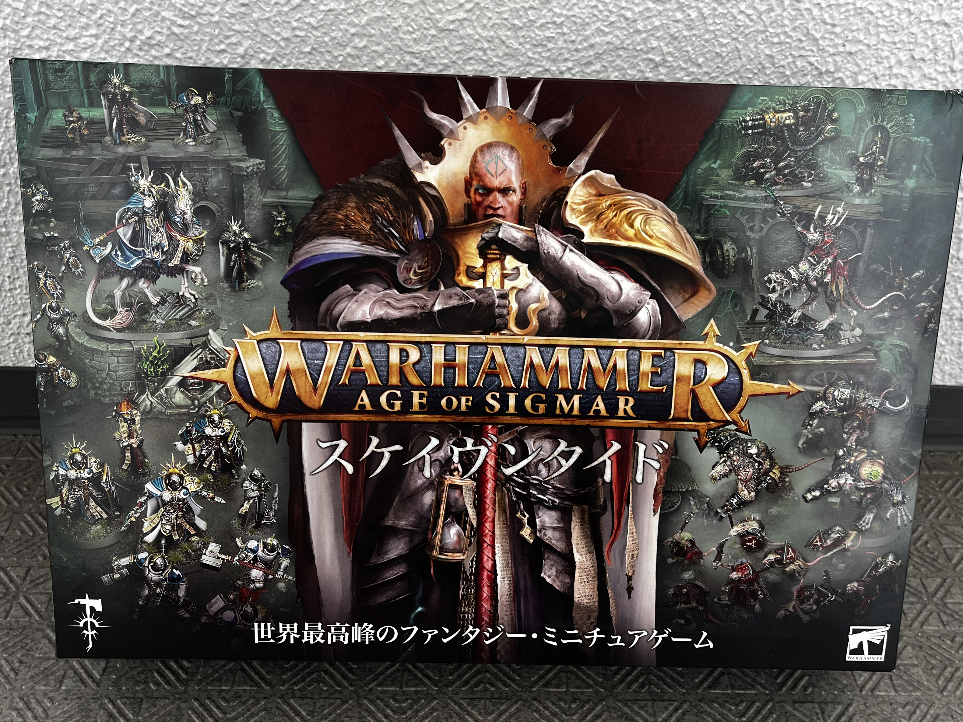 これは新ルール記念ボックス「スケイヴンタイド」で、価格は37,500円。だが合計100,000円相当のセットが入っている。在庫限りで日本語版も販売中