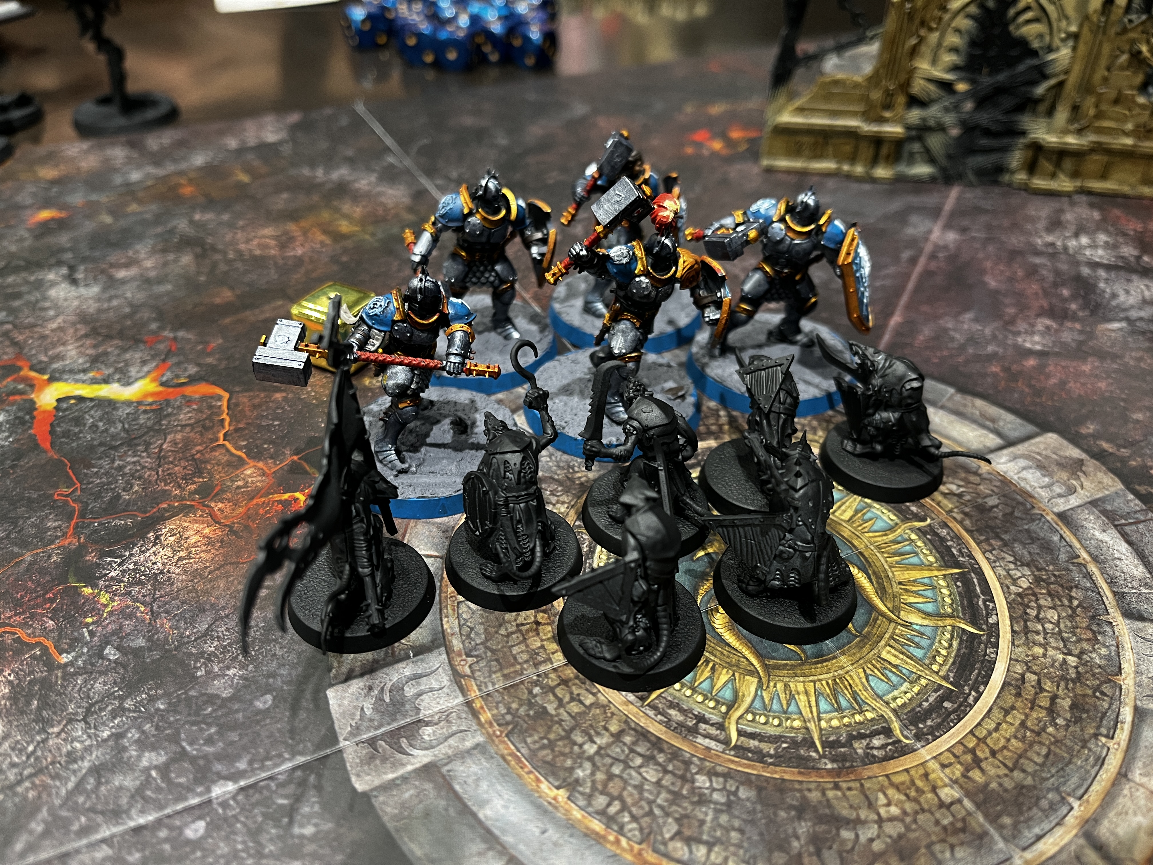 これは「ストームキャスト・エターナル」と「スケイヴン」の戦闘シーン。「スケイヴン」の歩兵「クランラット」は倒れたモデルが復活する能力を持っているので、体格差で負けそうに見えるが拠点を制圧し「ストームキャスト・エターナル」を押しとどめている